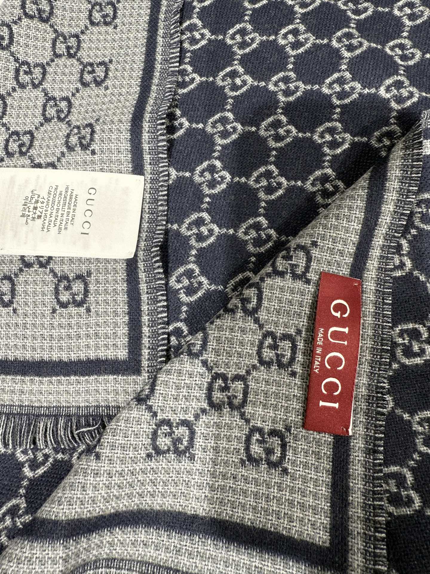 💟2025秋冬桑蚕丝软配饰系列以精致滚边、品牌标识贴饰和精美刺绣为品牌元素注入新鲜活力。这款围巾以GG羊