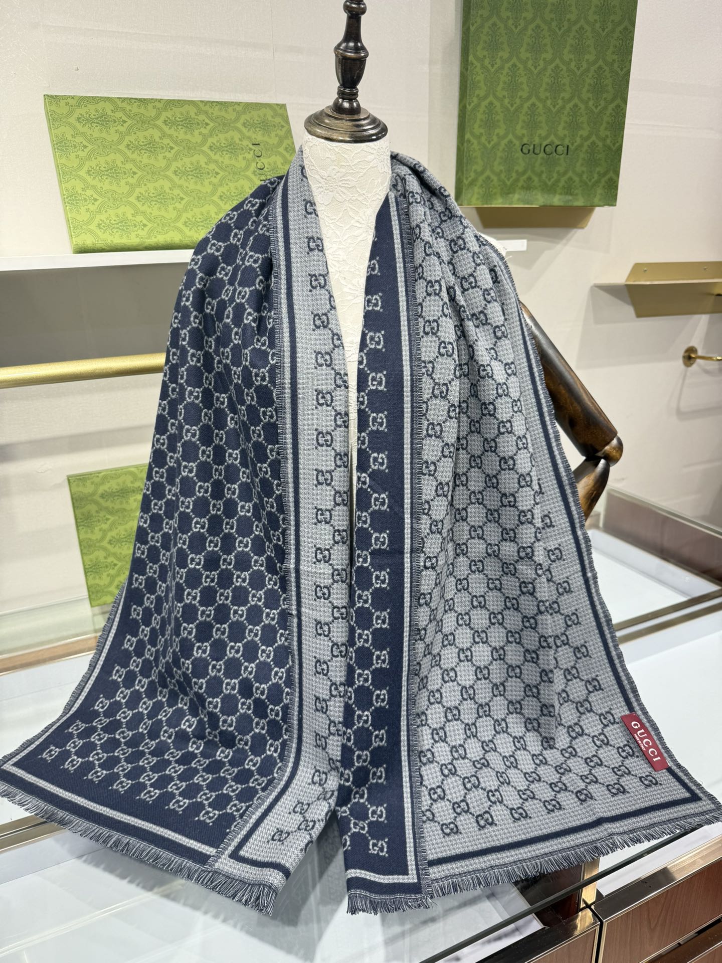 💟2025秋冬桑蚕丝软配饰系列以精致滚边、品牌标识贴饰和精美刺绣为品牌元素注入新鲜活力。这款围巾以GG羊