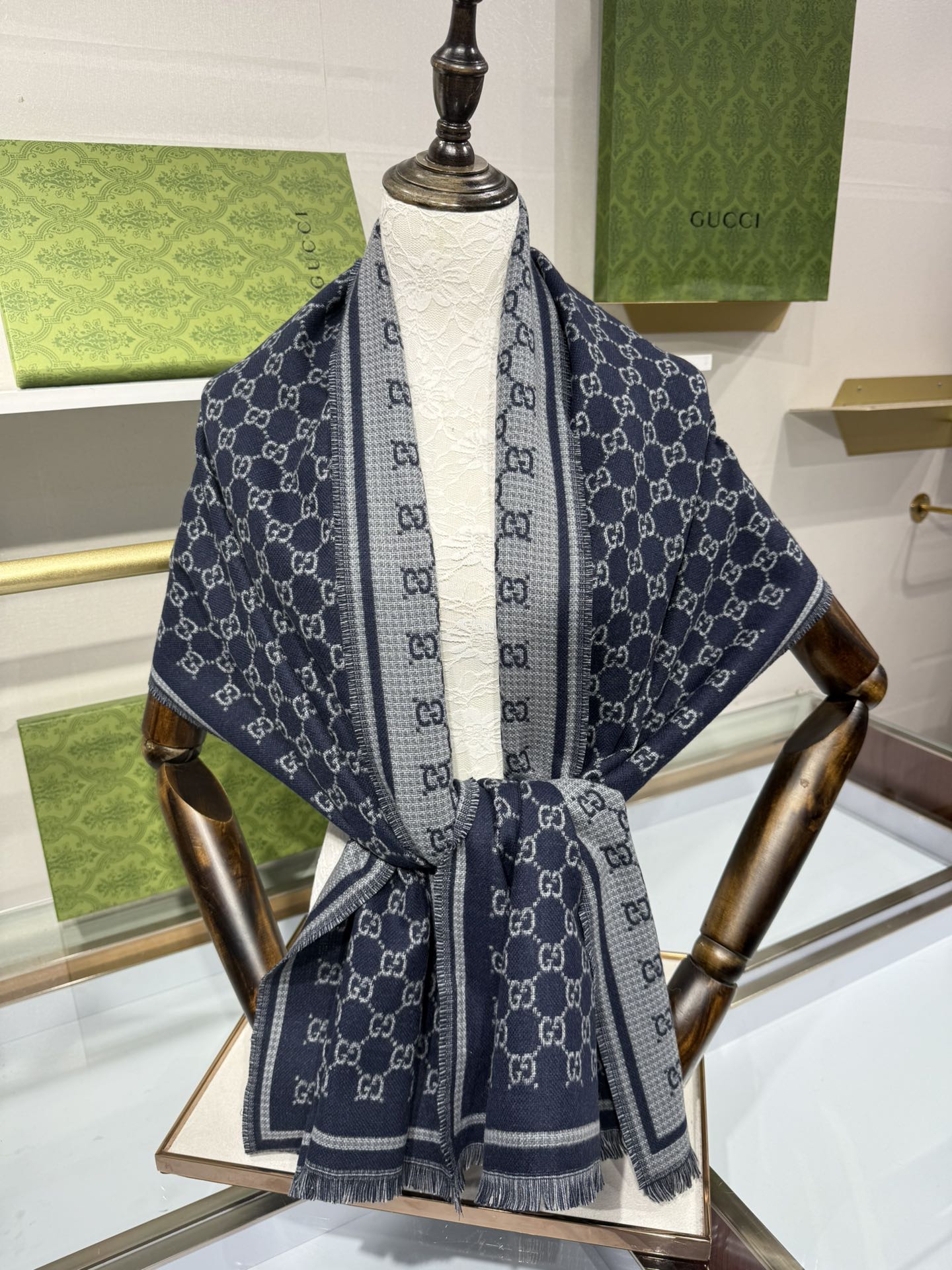 💟2025秋冬桑蚕丝软配饰系列以精致滚边、品牌标识贴饰和精美刺绣为品牌元素注入新鲜活力。这款围巾以GG羊