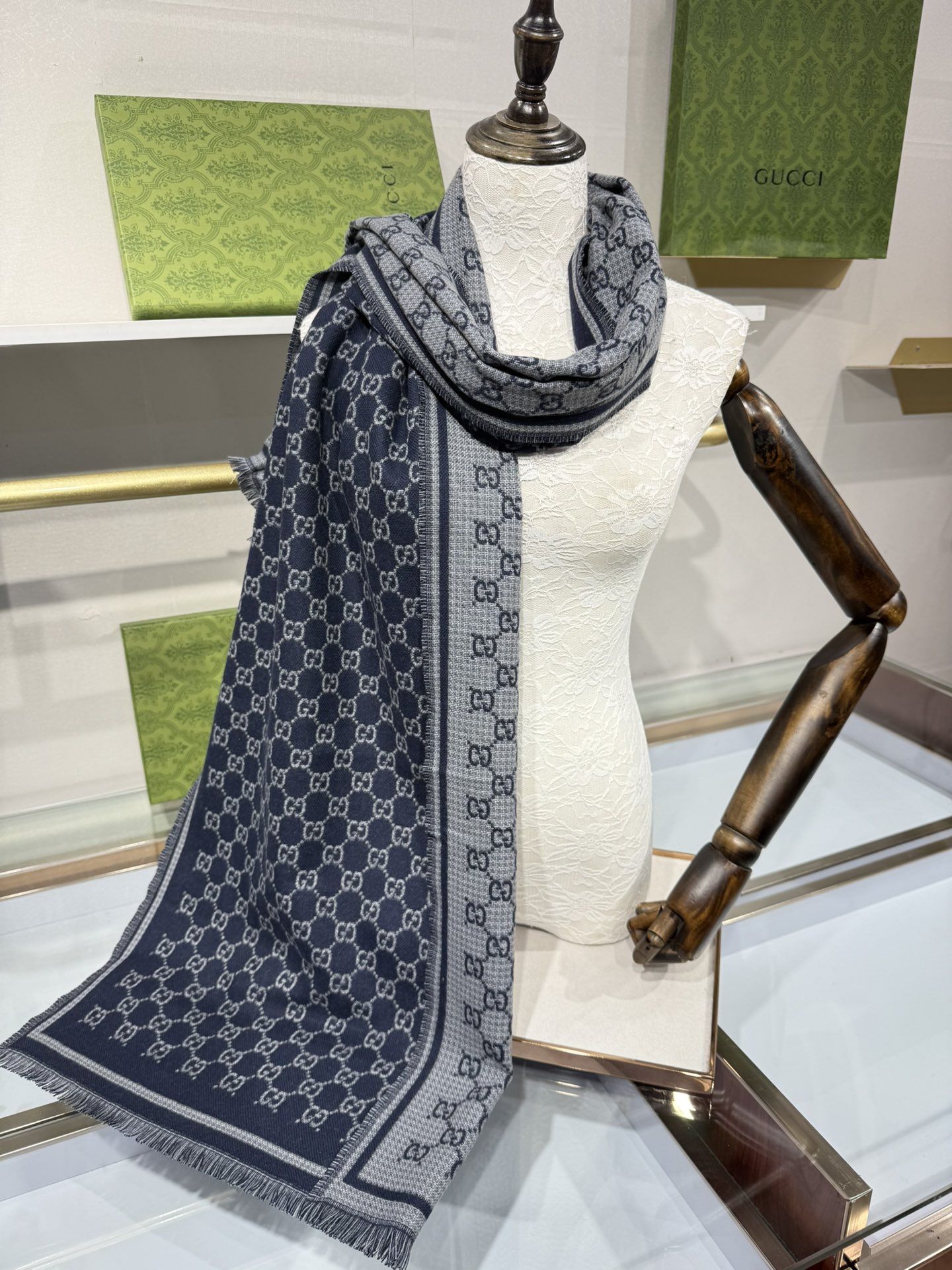 💟2025秋冬桑蚕丝软配饰系列以精致滚边、品牌标识贴饰和精美刺绣为品牌元素注入新鲜活力。这款围巾以GG羊