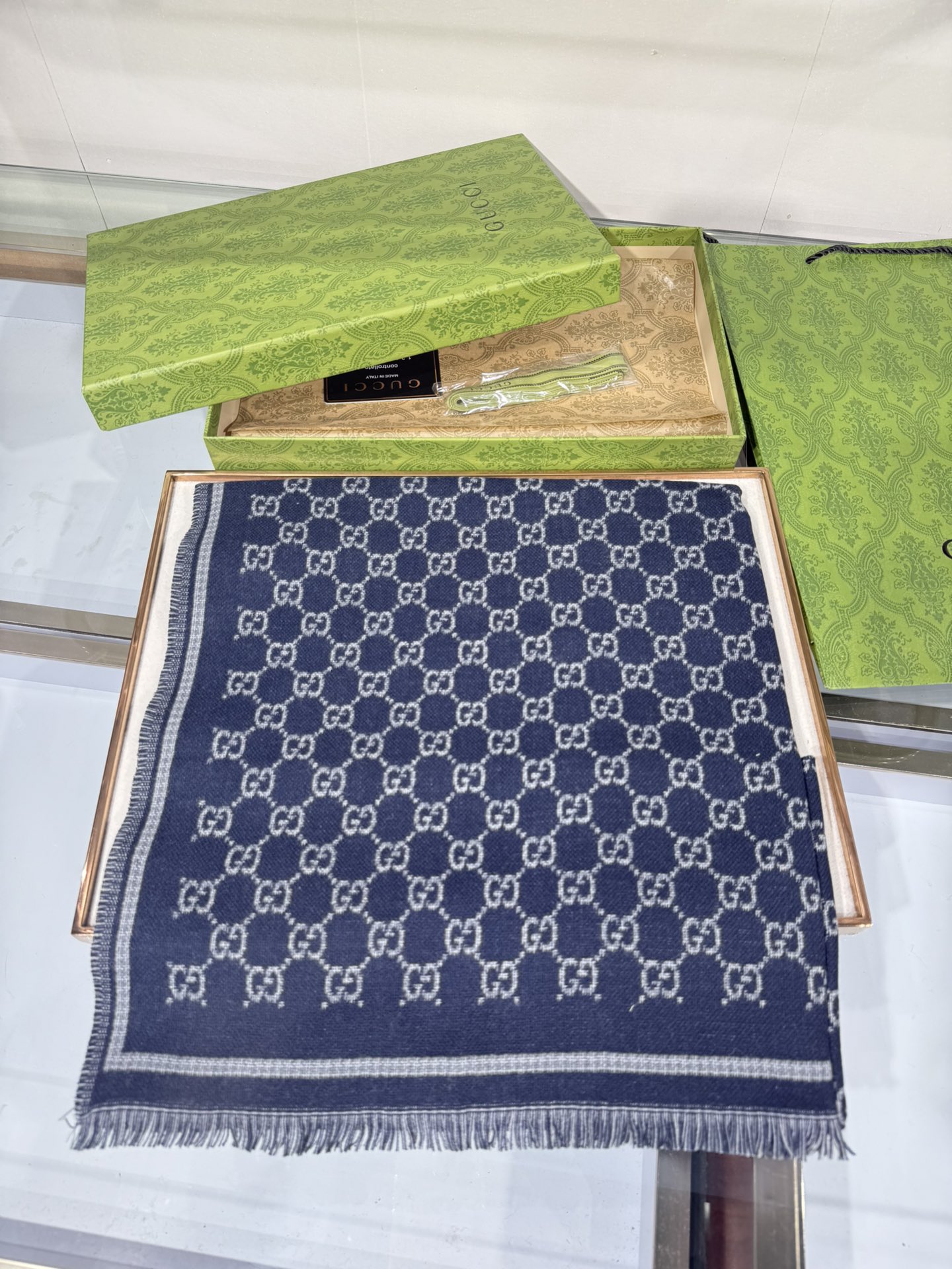 💟2025秋冬桑蚕丝软配饰系列以精致滚边、品牌标识贴饰和精美刺绣为品牌元素注入新鲜活力。这款围巾以GG羊