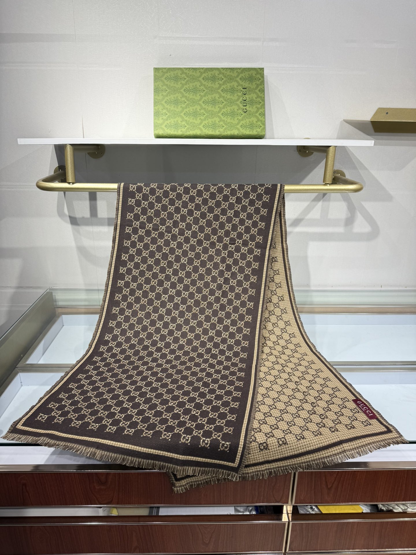 💟2025秋冬桑蚕丝软配饰系列以精致滚边、品牌标识贴饰和精美刺绣为品牌元素注入新鲜活力。这款围巾以GG羊