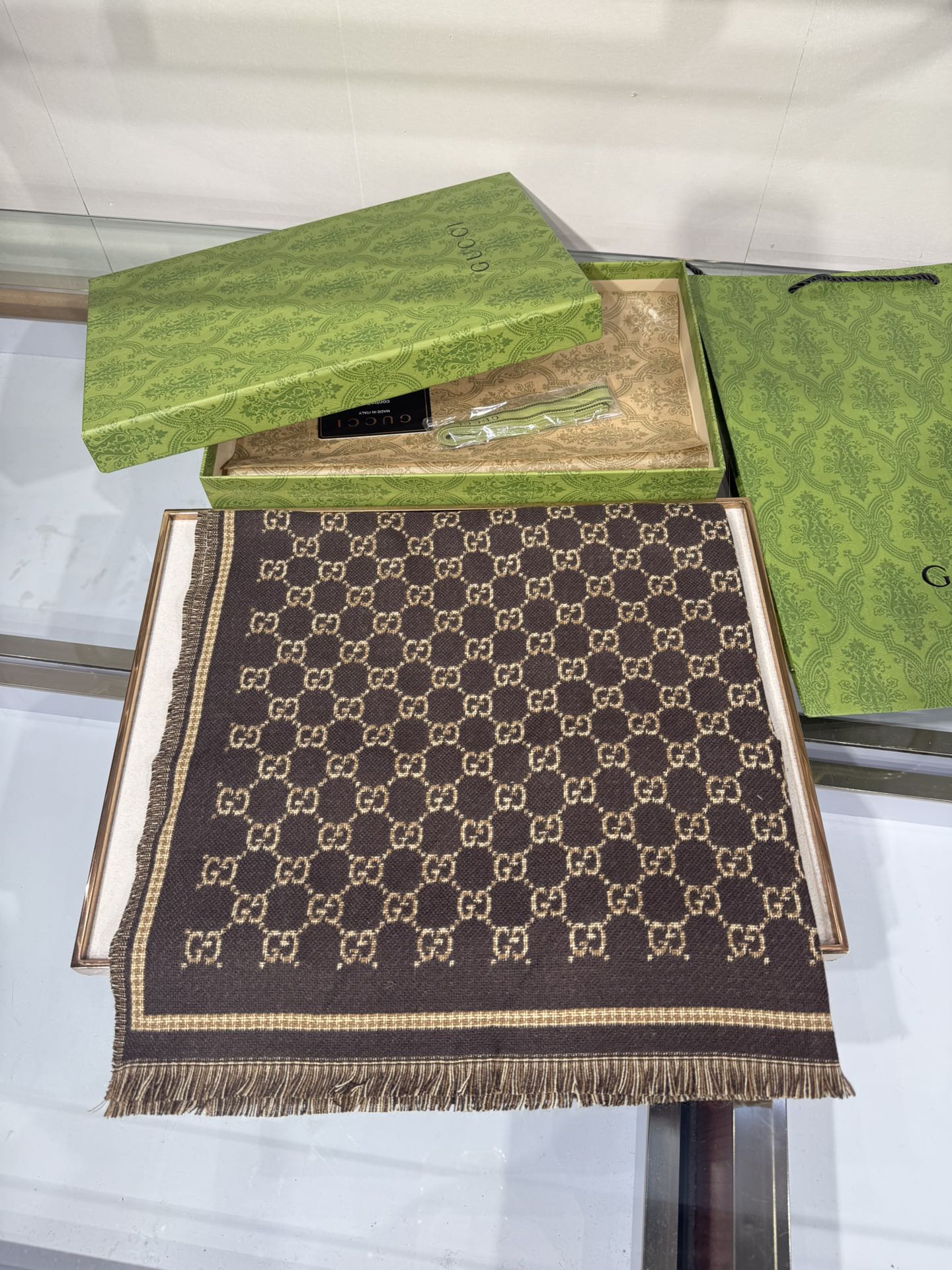 💟2025秋冬桑蚕丝软配饰系列以精致滚边、品牌标识贴饰和精美刺绣为品牌元素注入新鲜活力。这款围巾以GG羊