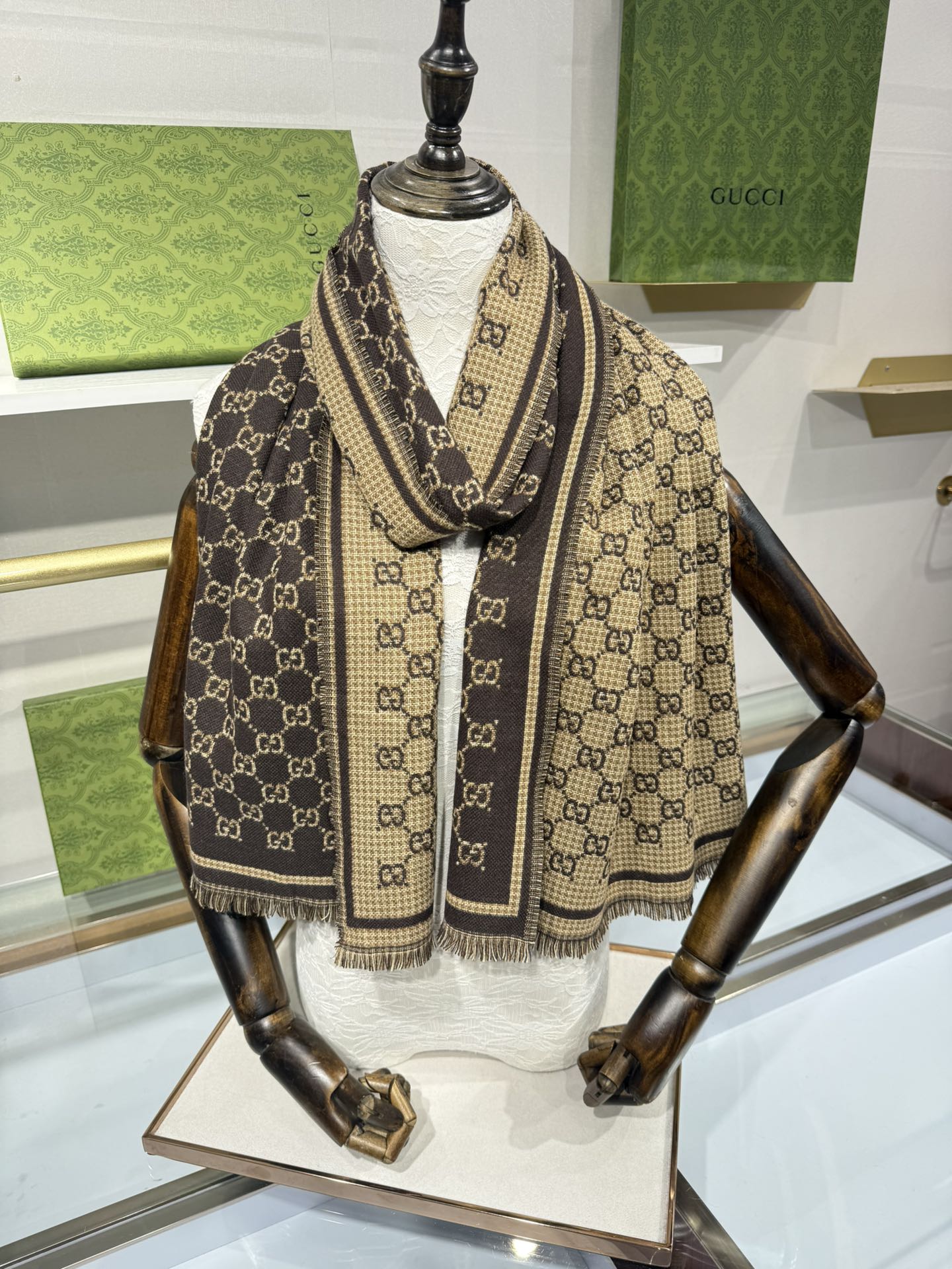 💟2025秋冬桑蚕丝软配饰系列以精致滚边、品牌标识贴饰和精美刺绣为品牌元素注入新鲜活力。这款围巾以GG羊