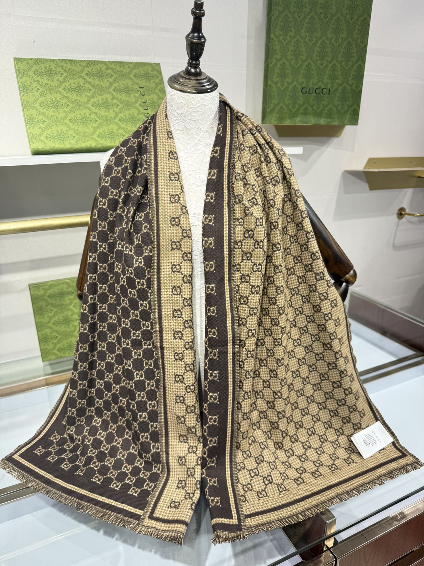 💟2025秋冬桑蚕丝软配饰系列以精致滚边、品牌标识贴饰和精美刺绣为品牌元素注入新鲜活力。这款围巾以GG羊