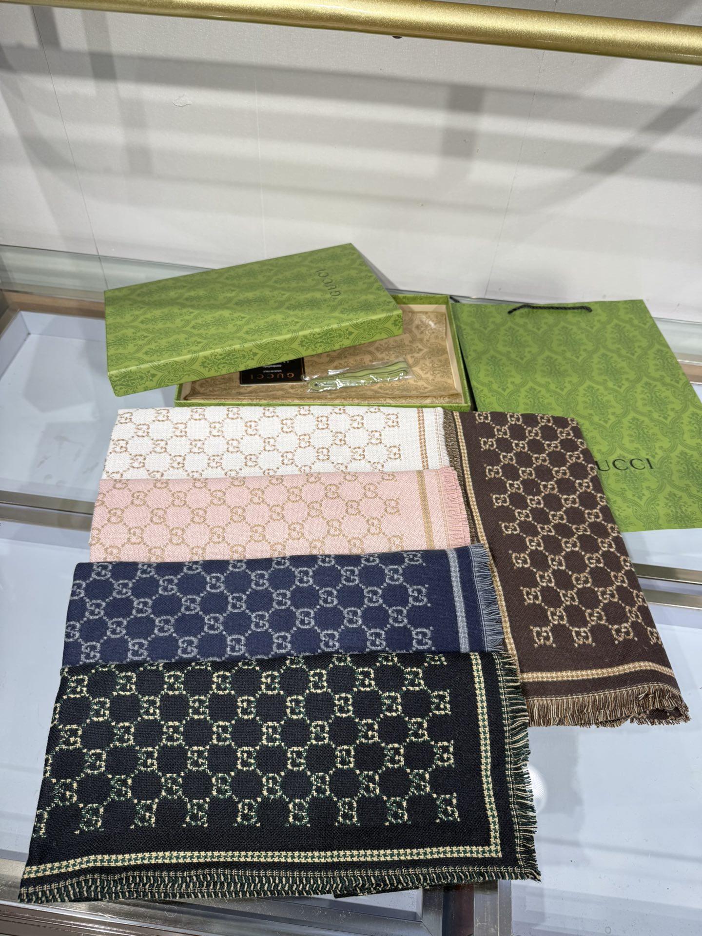 💟2025秋冬桑蚕丝软配饰系列以精致滚边、品牌标识贴饰和精美刺绣为品牌元素注入新鲜活力。这款围巾以GG羊