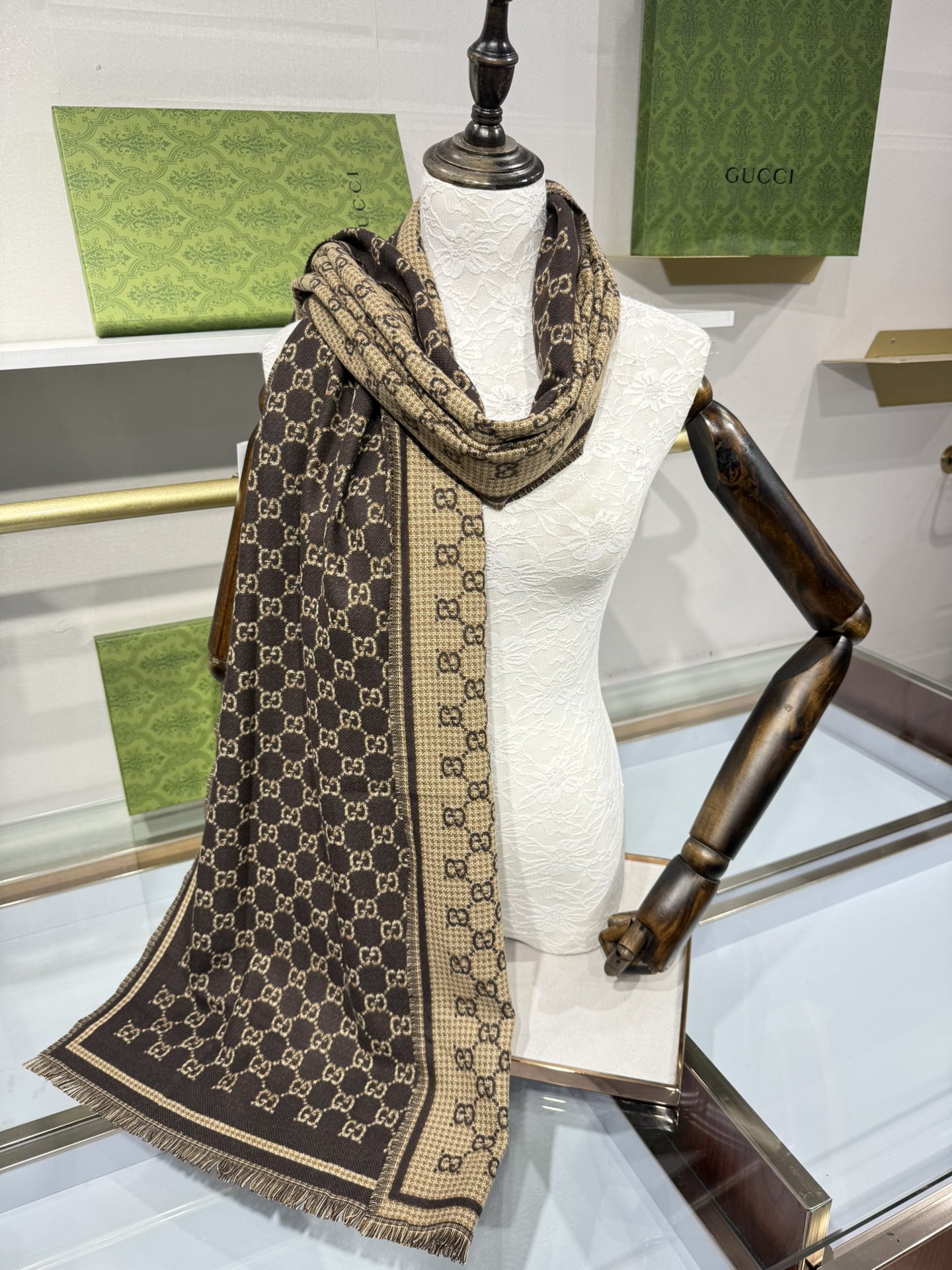 💟2025秋冬桑蚕丝软配饰系列以精致滚边、品牌标识贴饰和精美刺绣为品牌元素注入新鲜活力。这款围巾以GG羊