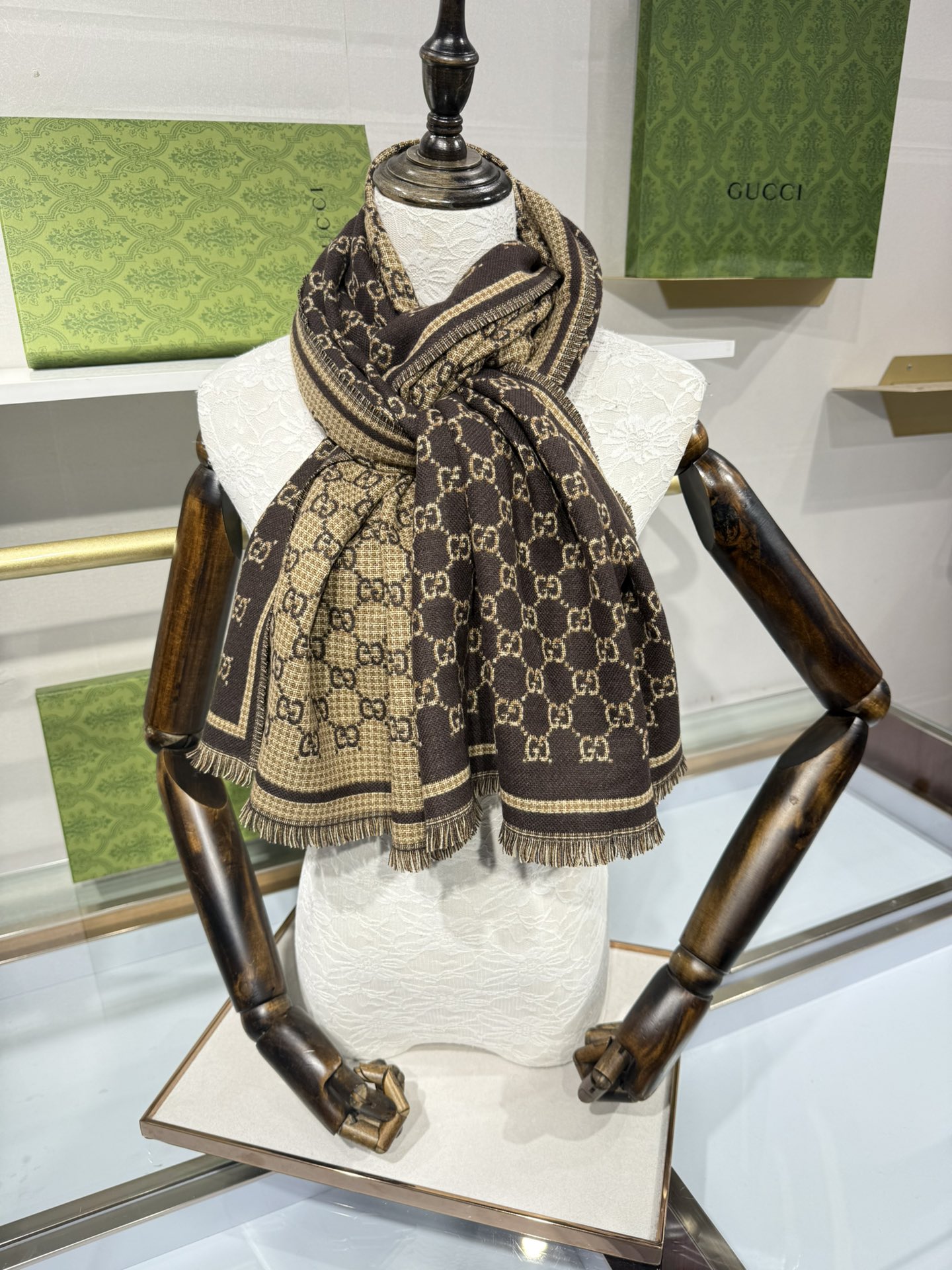 💟2025秋冬桑蚕丝软配饰系列以精致滚边、品牌标识贴饰和精美刺绣为品牌元素注入新鲜活力。这款围巾以GG羊