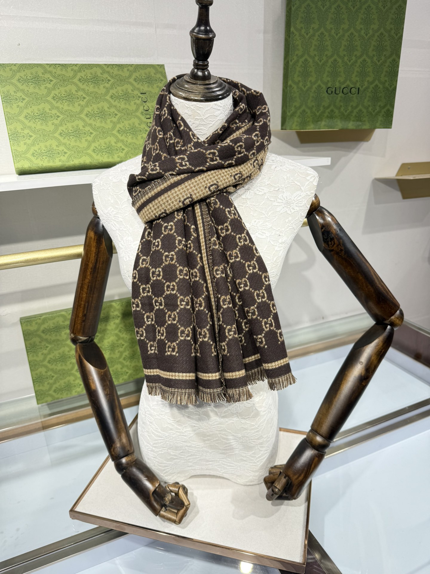 💟2025秋冬桑蚕丝软配饰系列以精致滚边、品牌标识贴饰和精美刺绣为品牌元素注入新鲜活力。这款围巾以GG羊