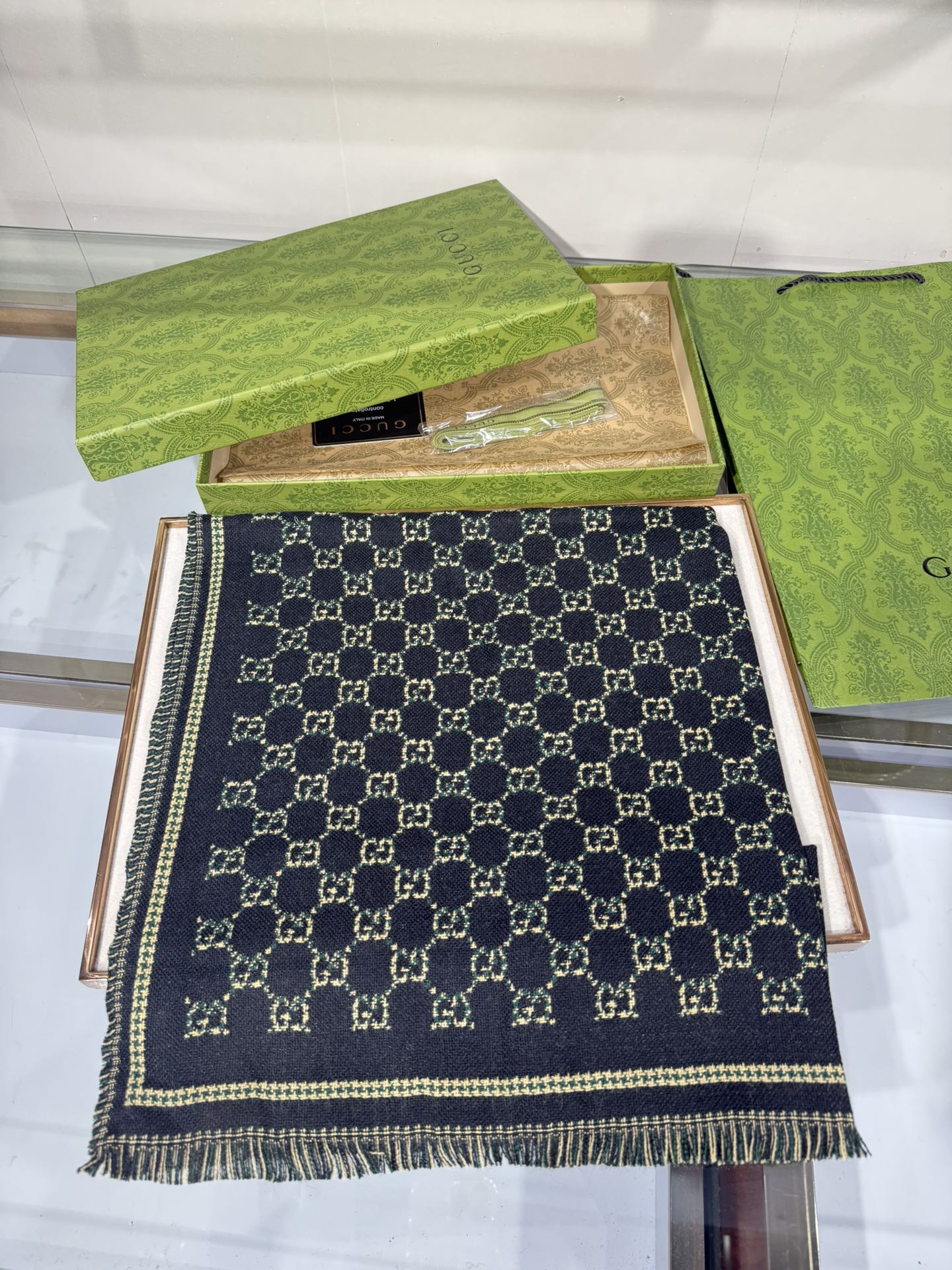 💟2025秋冬桑蚕丝软配饰系列以精致滚边、品牌标识贴饰和精美刺绣为品牌元素注入新鲜活力。这款围巾以GG羊