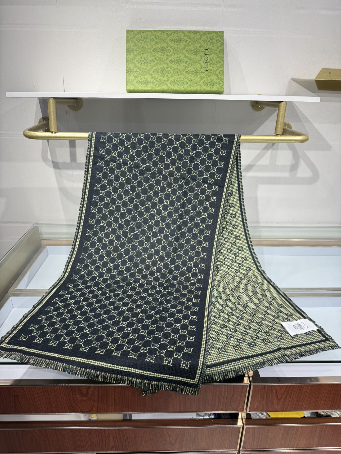 💟2025秋冬桑蚕丝软配饰系列以精致滚边、品牌标识贴饰和精美刺绣为品牌元素注入新鲜活力。这款围巾以GG羊