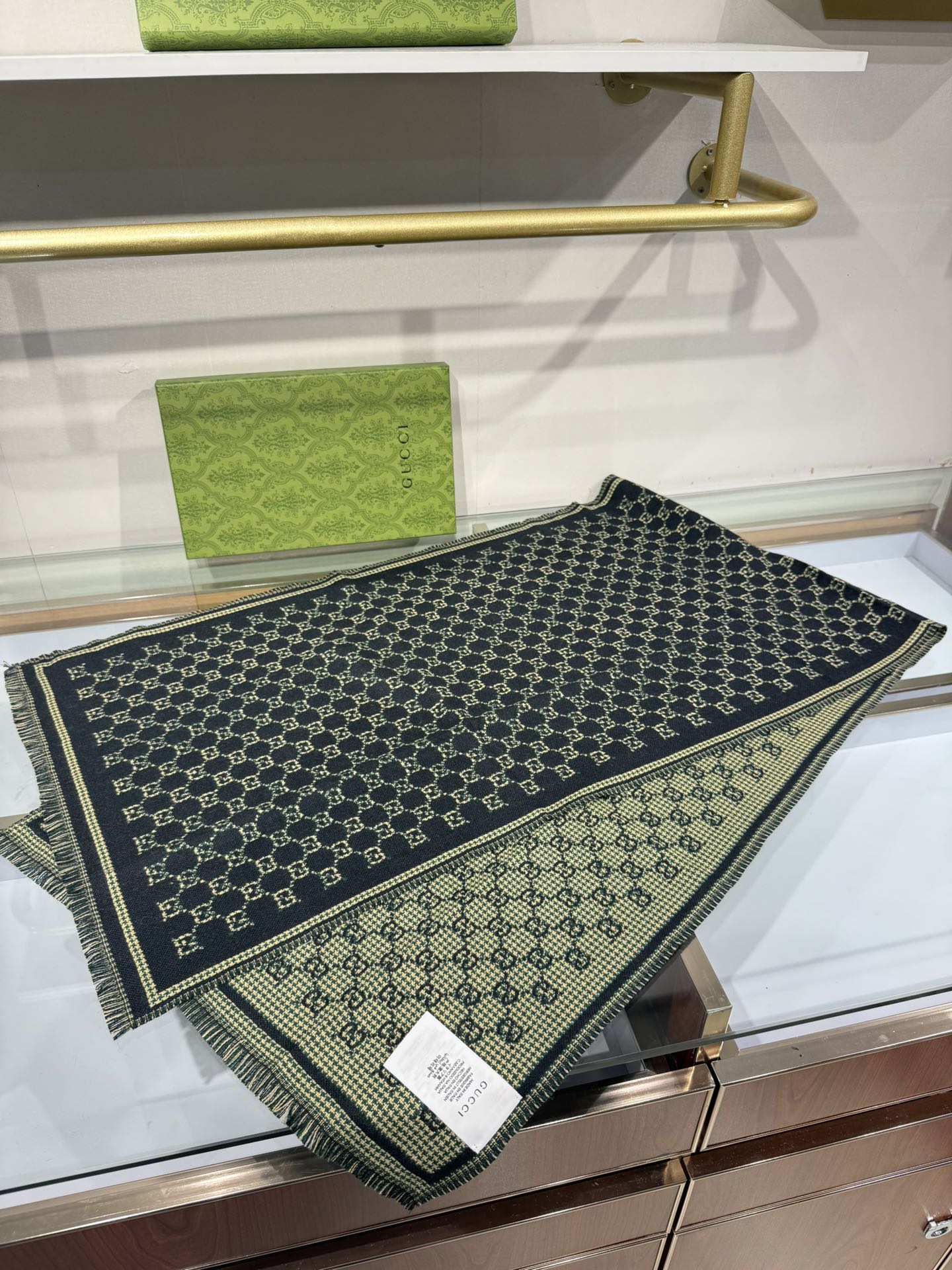 💟2025秋冬桑蚕丝软配饰系列以精致滚边、品牌标识贴饰和精美刺绣为品牌元素注入新鲜活力。这款围巾以GG羊