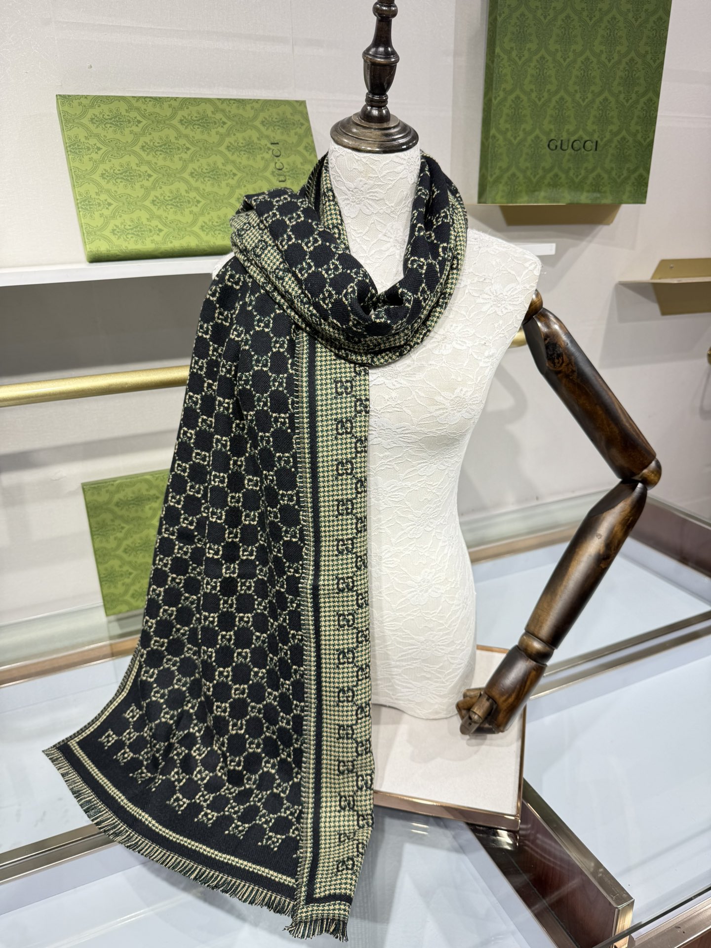 💟2025秋冬桑蚕丝软配饰系列以精致滚边、品牌标识贴饰和精美刺绣为品牌元素注入新鲜活力。这款围巾以GG羊