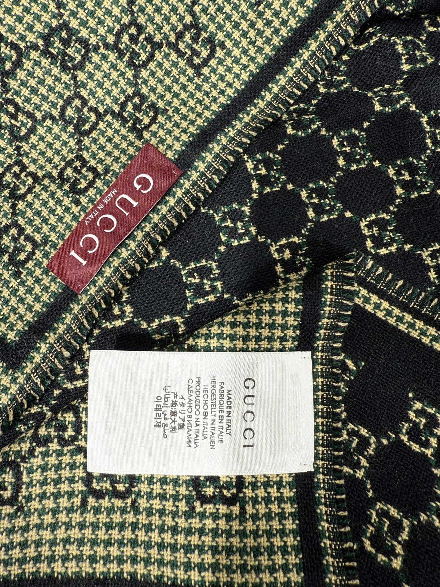 💟2025秋冬桑蚕丝软配饰系列以精致滚边、品牌标识贴饰和精美刺绣为品牌元素注入新鲜活力。这款围巾以GG羊