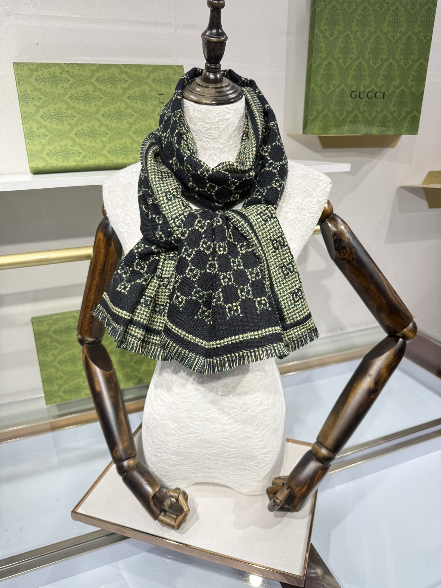 💟2025秋冬桑蚕丝软配饰系列以精致滚边、品牌标识贴饰和精美刺绣为品牌元素注入新鲜活力。这款围巾以GG羊