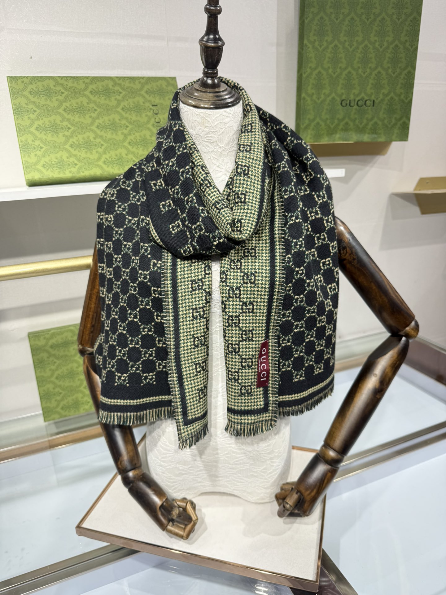 💟2025秋冬桑蚕丝软配饰系列以精致滚边、品牌标识贴饰和精美刺绣为品牌元素注入新鲜活力。这款围巾以GG羊