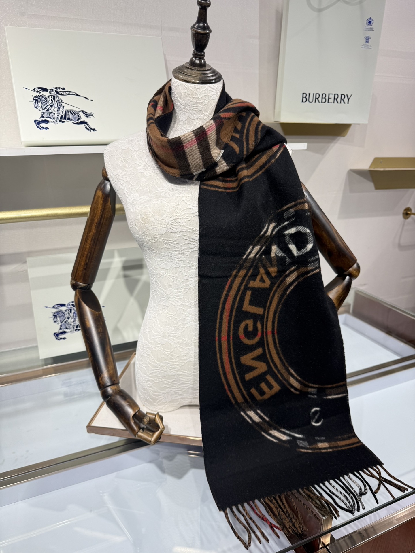 💟［Bur蒙太奇印花羊绒围巾］最新双面大号格纹和徽标图案羊绒围巾❗️❗️一面是经典羊绒格子，一面是徽章字