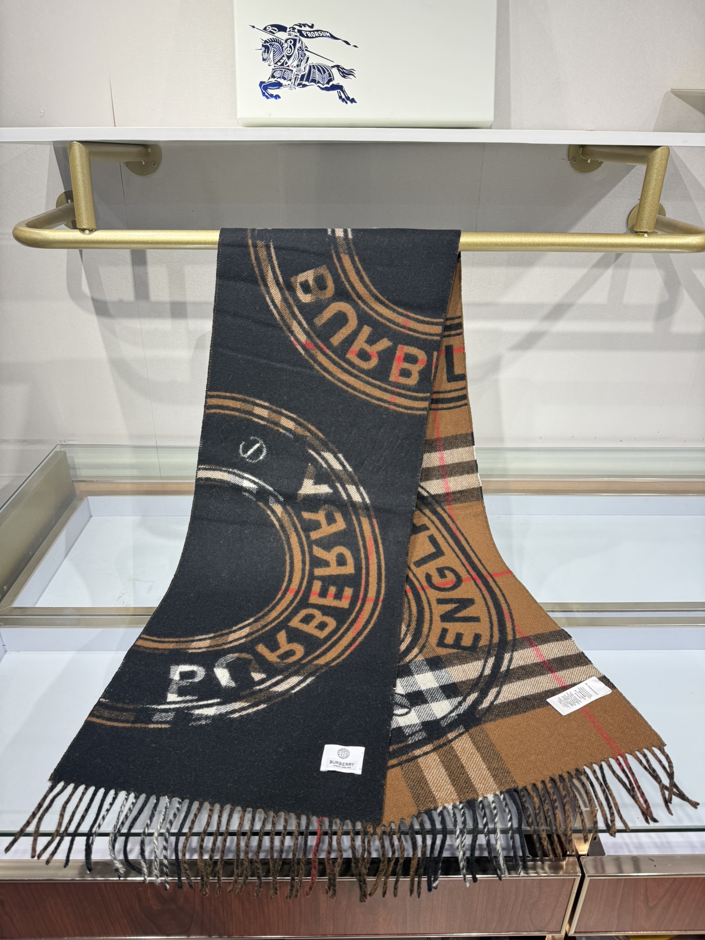 💟［Bur蒙太奇印花羊绒围巾］最新双面大号格纹和徽标图案羊绒围巾❗️❗️一面是经典羊绒格子，一面是徽章字