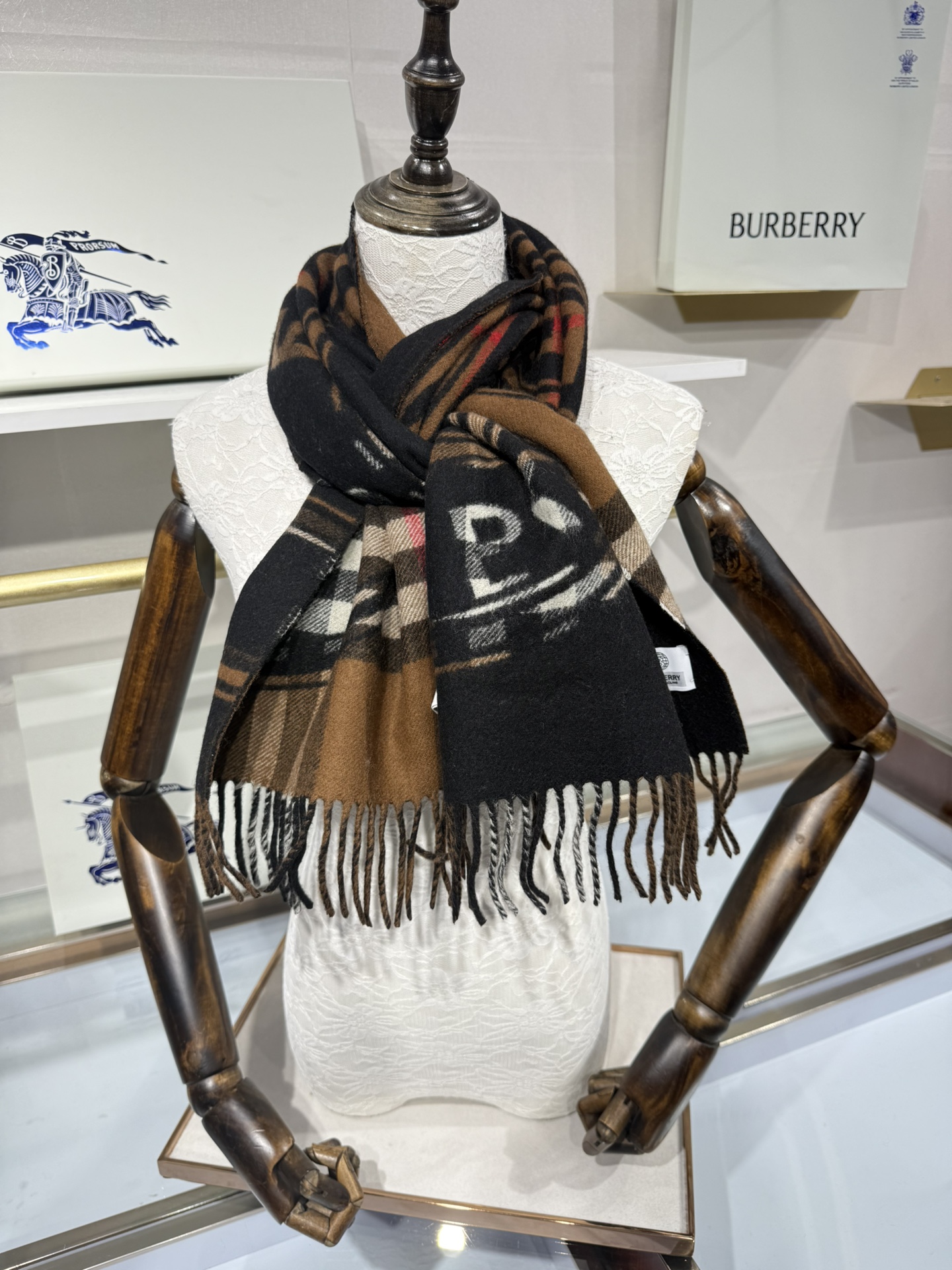 💟［Bur蒙太奇印花羊绒围巾］最新双面大号格纹和徽标图案羊绒围巾❗️❗️一面是经典羊绒格子，一面是徽章字