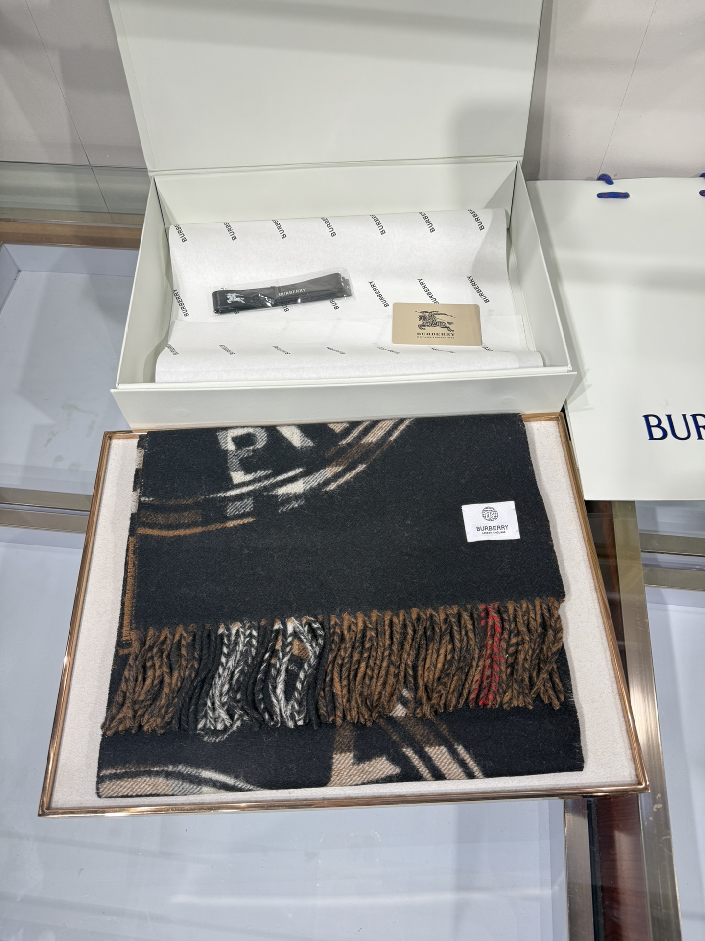 💟［Bur蒙太奇印花羊绒围巾］最新双面大号格纹和徽标图案羊绒围巾❗️❗️一面是经典羊绒格子，一面是徽章字