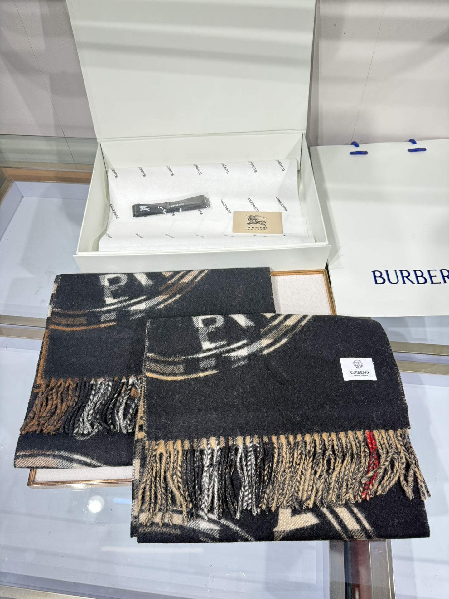 💟［Bur蒙太奇印花羊绒围巾］最新双面大号格纹和徽标图案羊绒围巾❗️❗️一面是经典羊绒格子，一面是徽章字