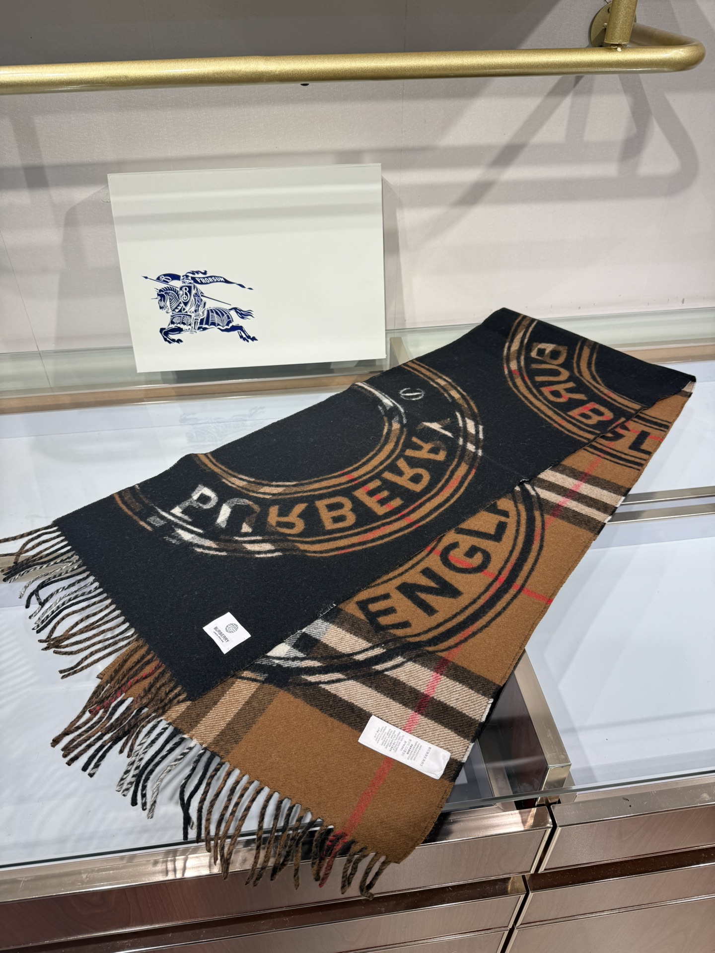 💟［Bur蒙太奇印花羊绒围巾］最新双面大号格纹和徽标图案羊绒围巾❗️❗️一面是经典羊绒格子，一面是徽章字