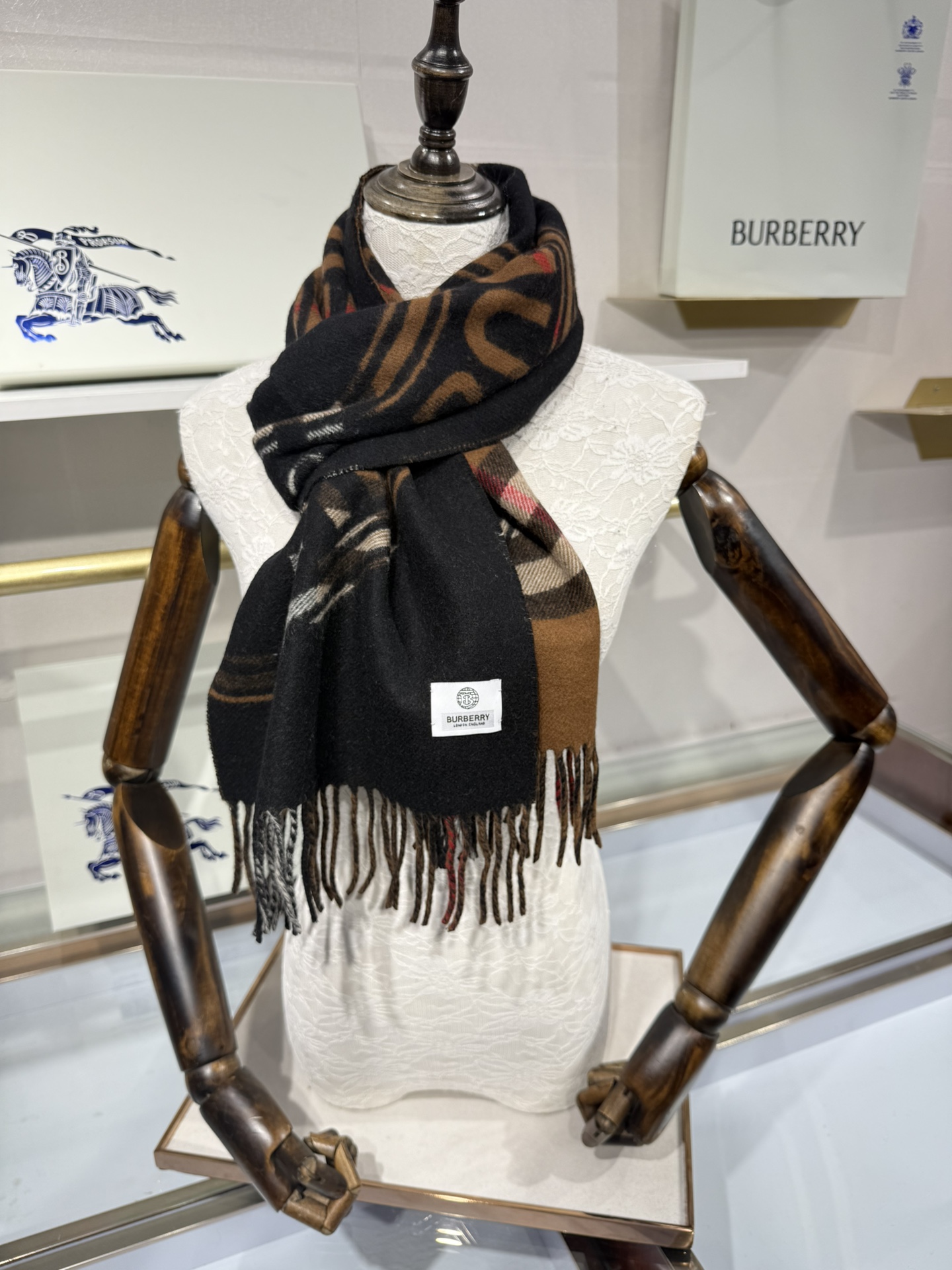 💟［Bur蒙太奇印花羊绒围巾］最新双面大号格纹和徽标图案羊绒围巾❗️❗️一面是经典羊绒格子，一面是徽章字