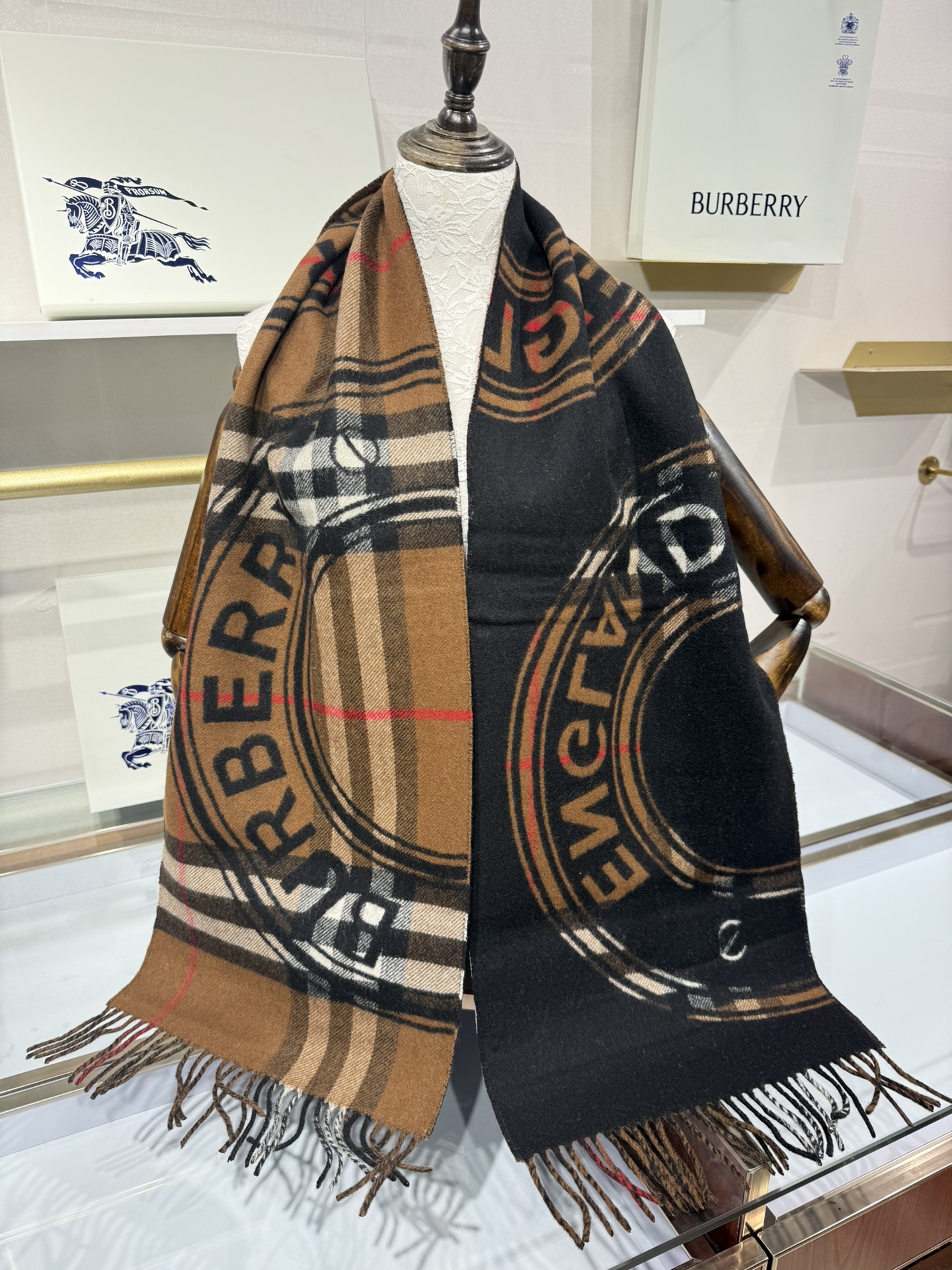 💟［Bur蒙太奇印花羊绒围巾］最新双面大号格纹和徽标图案羊绒围巾❗️❗️一面是经典羊绒格子，一面是徽章字