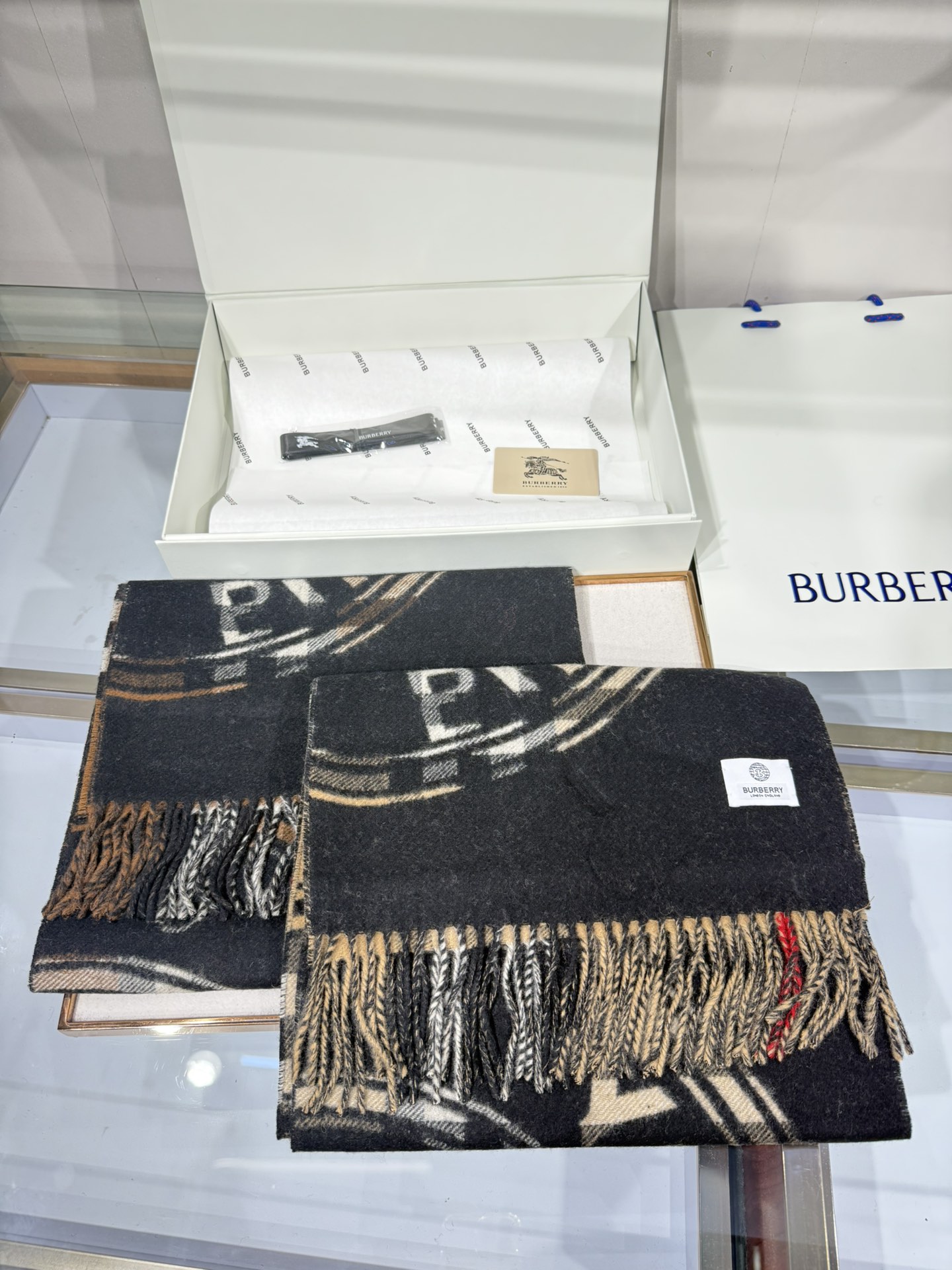 💟［Bur蒙太奇印花羊绒围巾］最新双面大号格纹和徽标图案羊绒围巾❗️❗️一面是经典羊绒格子，一面是徽章字