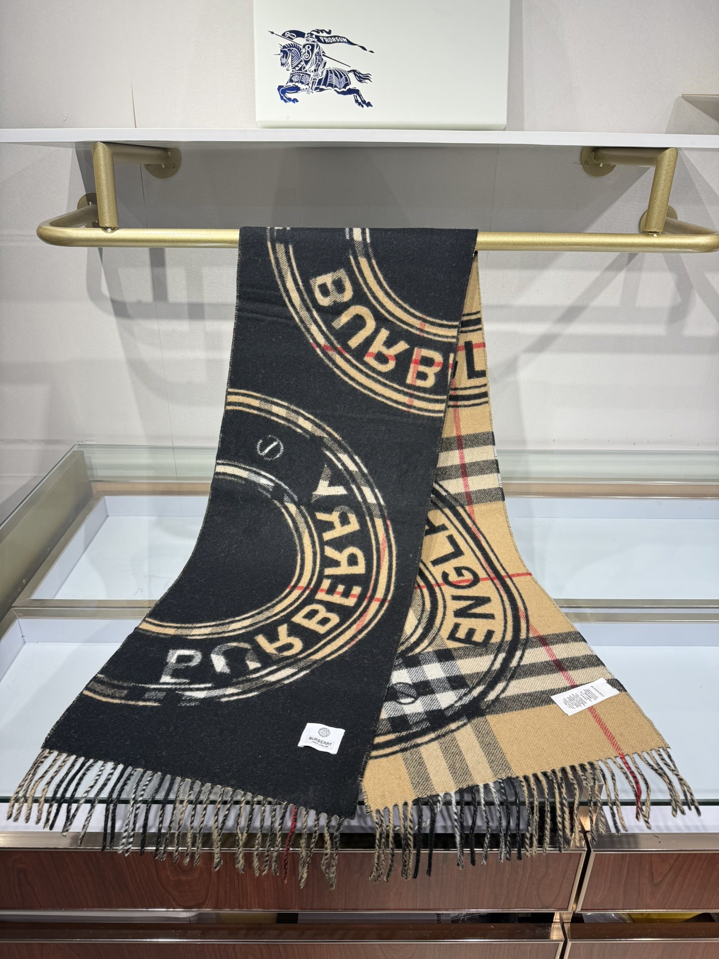 💟［Bur蒙太奇印花羊绒围巾］最新双面大号格纹和徽标图案羊绒围巾❗️❗️一面是经典羊绒格子，一面是徽章字