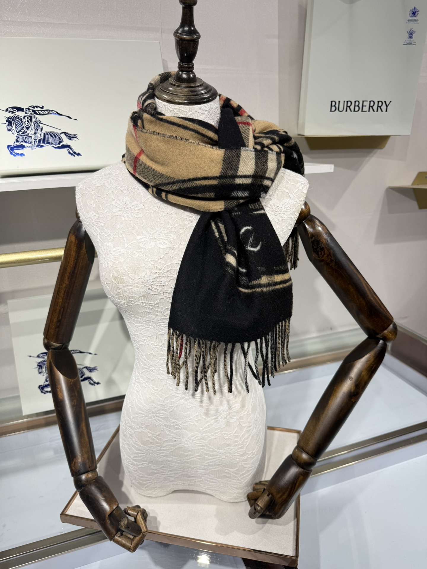 💟［Bur蒙太奇印花羊绒围巾］最新双面大号格纹和徽标图案羊绒围巾❗️❗️一面是经典羊绒格子，一面是徽章字