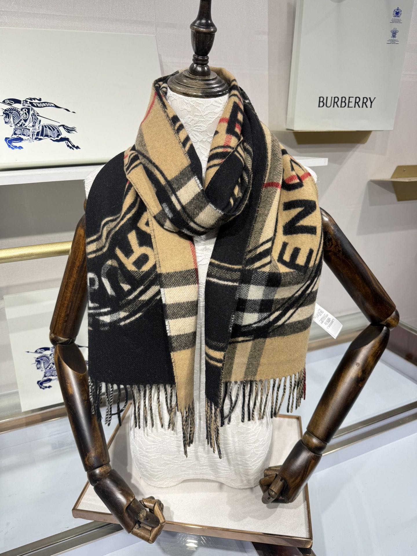 💟［Bur蒙太奇印花羊绒围巾］最新双面大号格纹和徽标图案羊绒围巾❗️❗️一面是经典羊绒格子，一面是徽章字