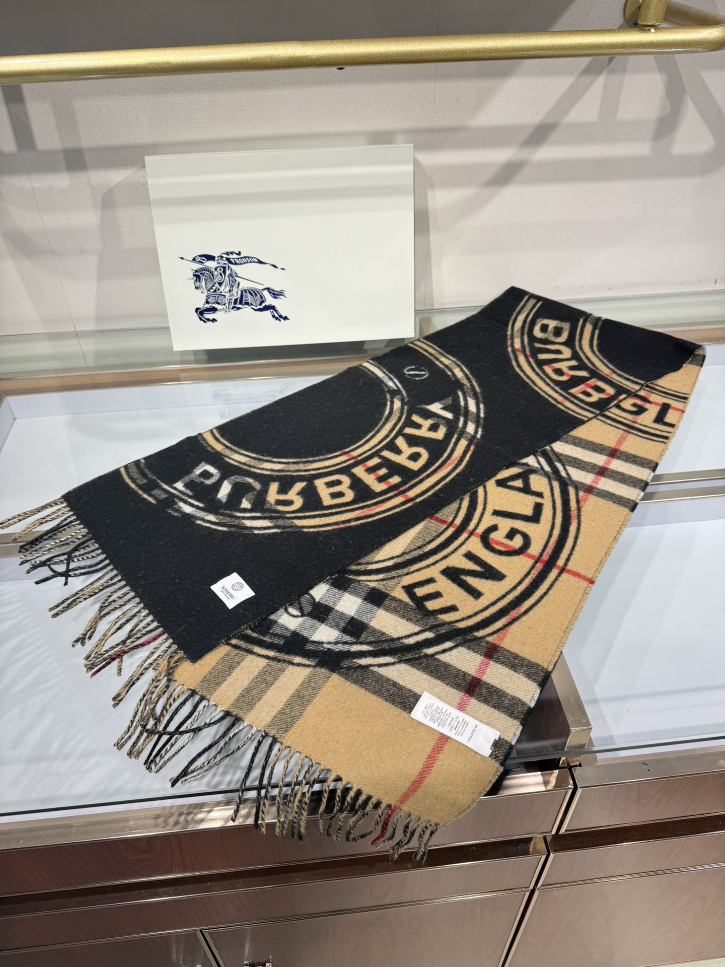 💟［Bur蒙太奇印花羊绒围巾］最新双面大号格纹和徽标图案羊绒围巾❗️❗️一面是经典羊绒格子，一面是徽章字