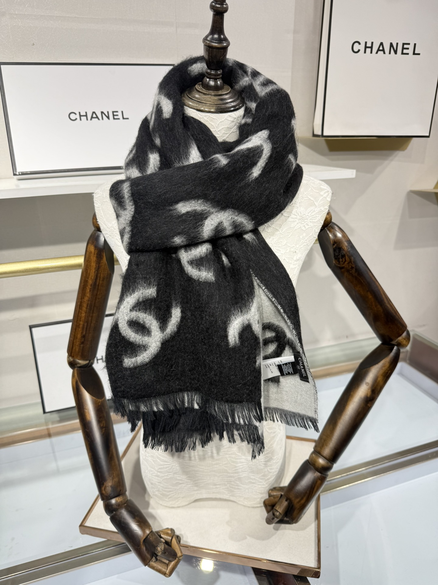 💟Chanel25B双面大logo披肩围巾是双面~黑灰色调200*70cm，但触感很好哦在空调房里当披肩