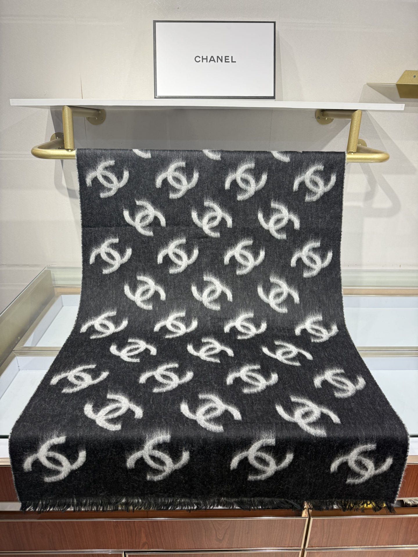 💟Chanel25B双面大logo披肩围巾是双面~黑灰色调200*70cm，但触感很好哦在空调房里当披肩