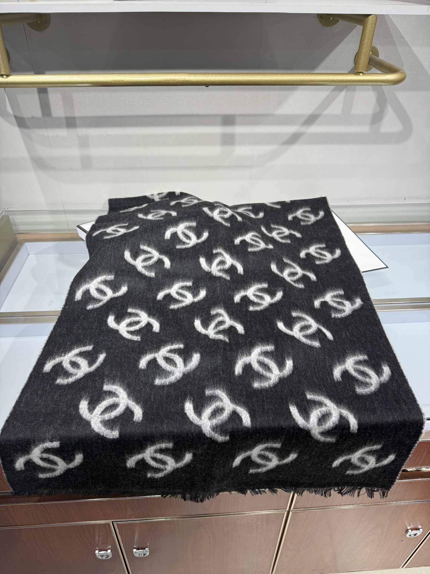 💟Chanel25B双面大logo披肩围巾是双面~黑灰色调200*70cm，但触感很好哦在空调房里当披肩