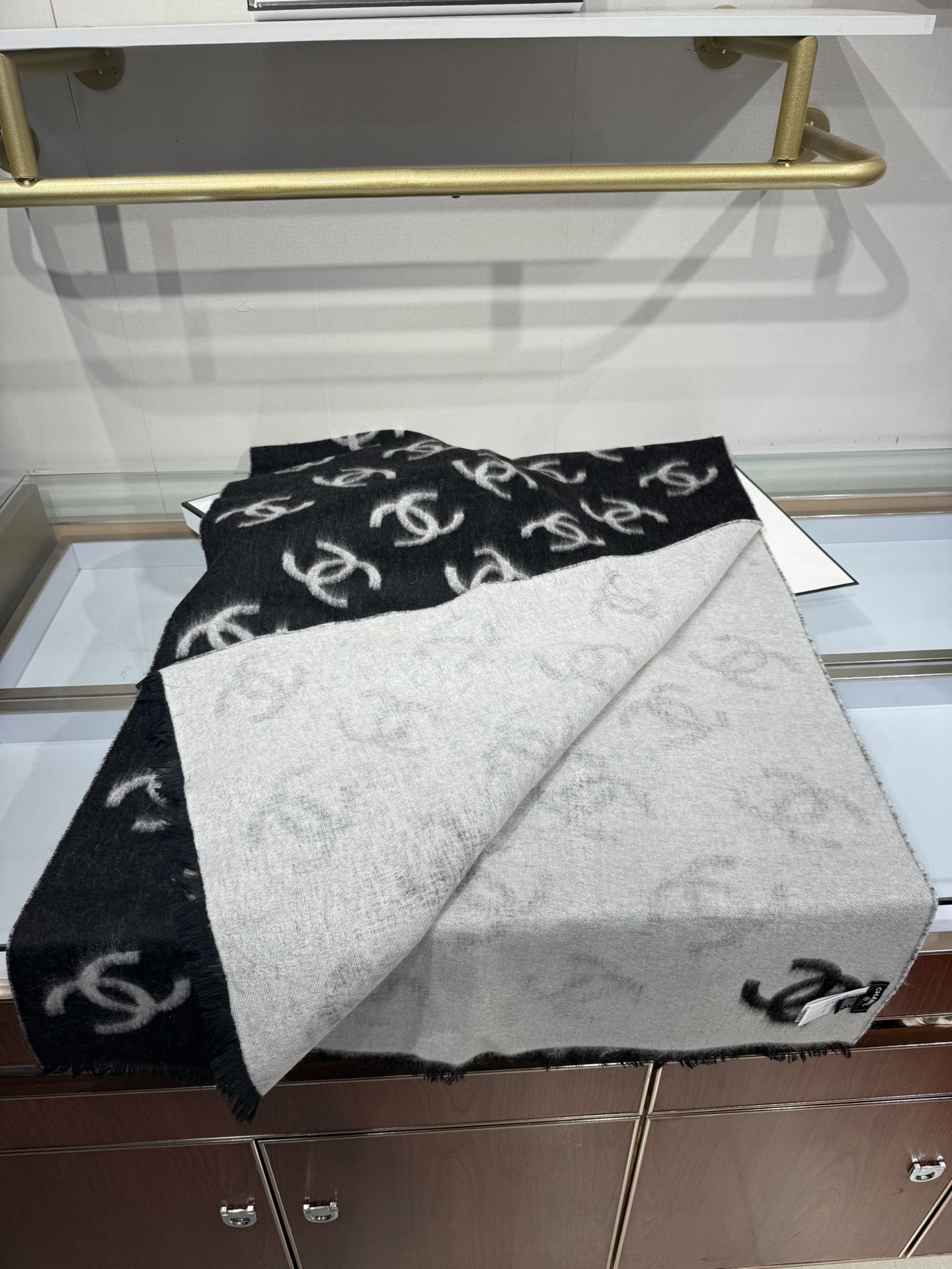 💟Chanel25B双面大logo披肩围巾是双面~黑灰色调200*70cm，但触感很好哦在空调房里当披肩