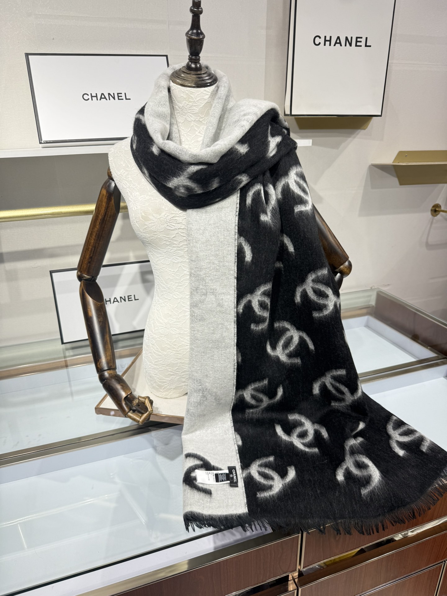 💟Chanel25B双面大logo披肩围巾是双面~黑灰色调200*70cm，但触感很好哦在空调房里当披肩