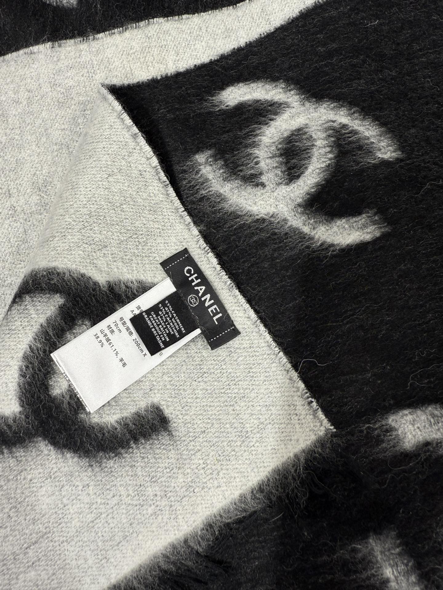 💟Chanel25B双面大logo披肩围巾是双面~黑灰色调200*70cm，但触感很好哦在空调房里当披肩