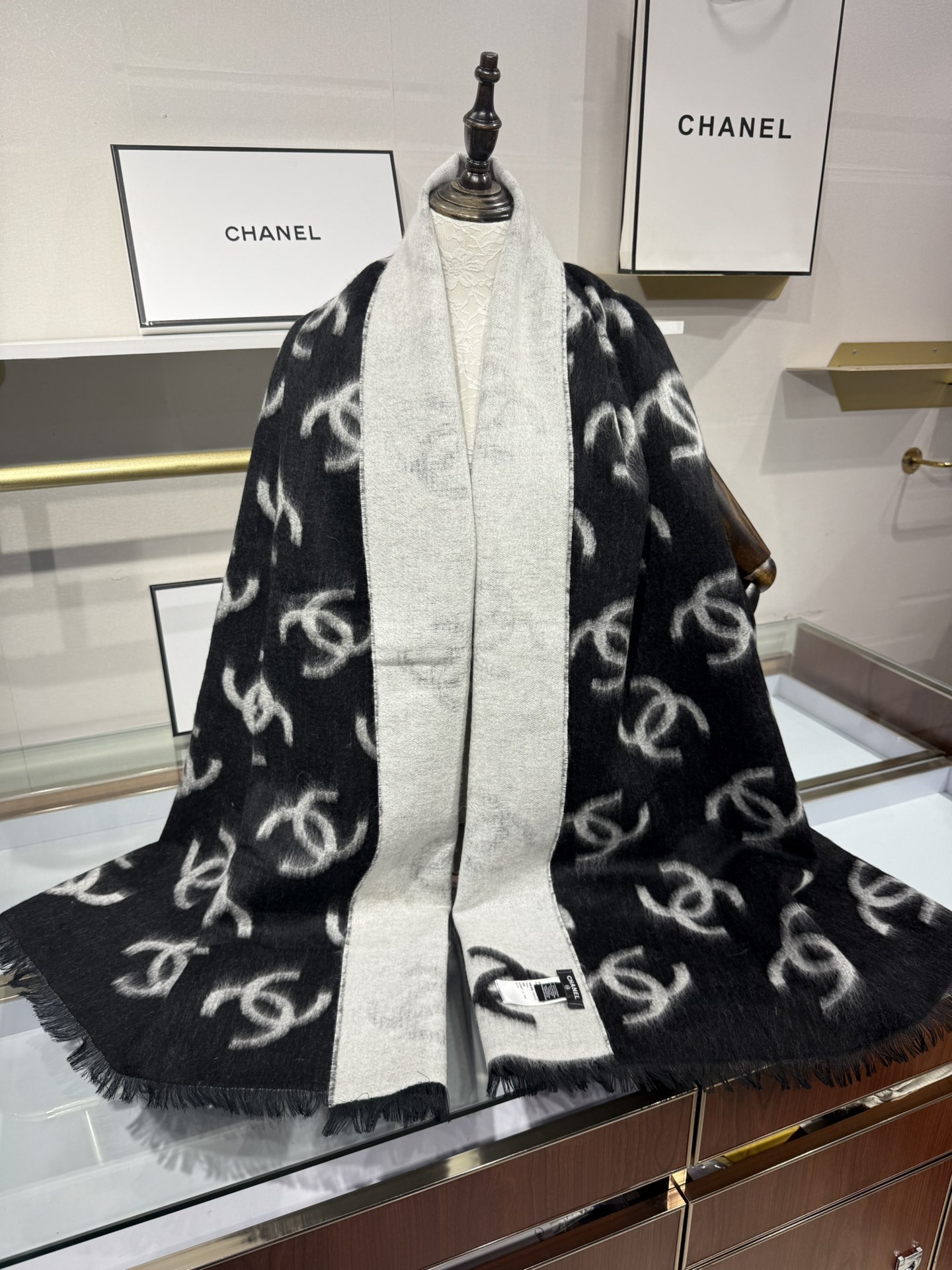 💟Chanel25B双面大logo披肩围巾是双面~黑灰色调200*70cm，但触感很好哦在空调房里当披肩