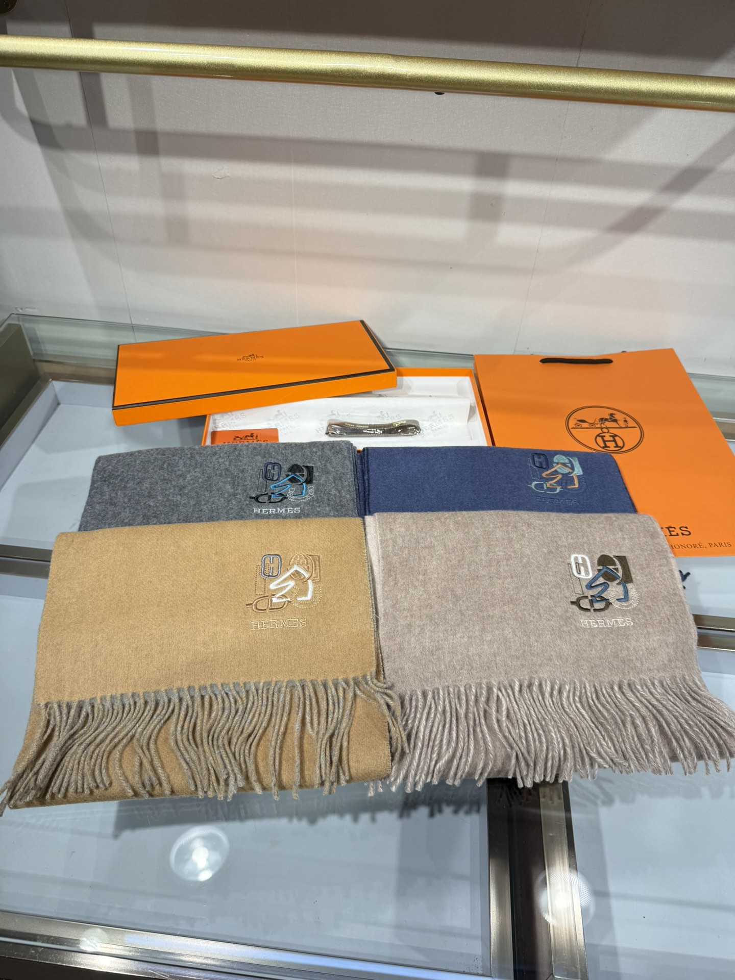 💟上新2025爱马仕双面男女款围巾且买且珍惜😍~都是出口订单所以比较难遇❤️东西讲究少而精😍好看的一定要