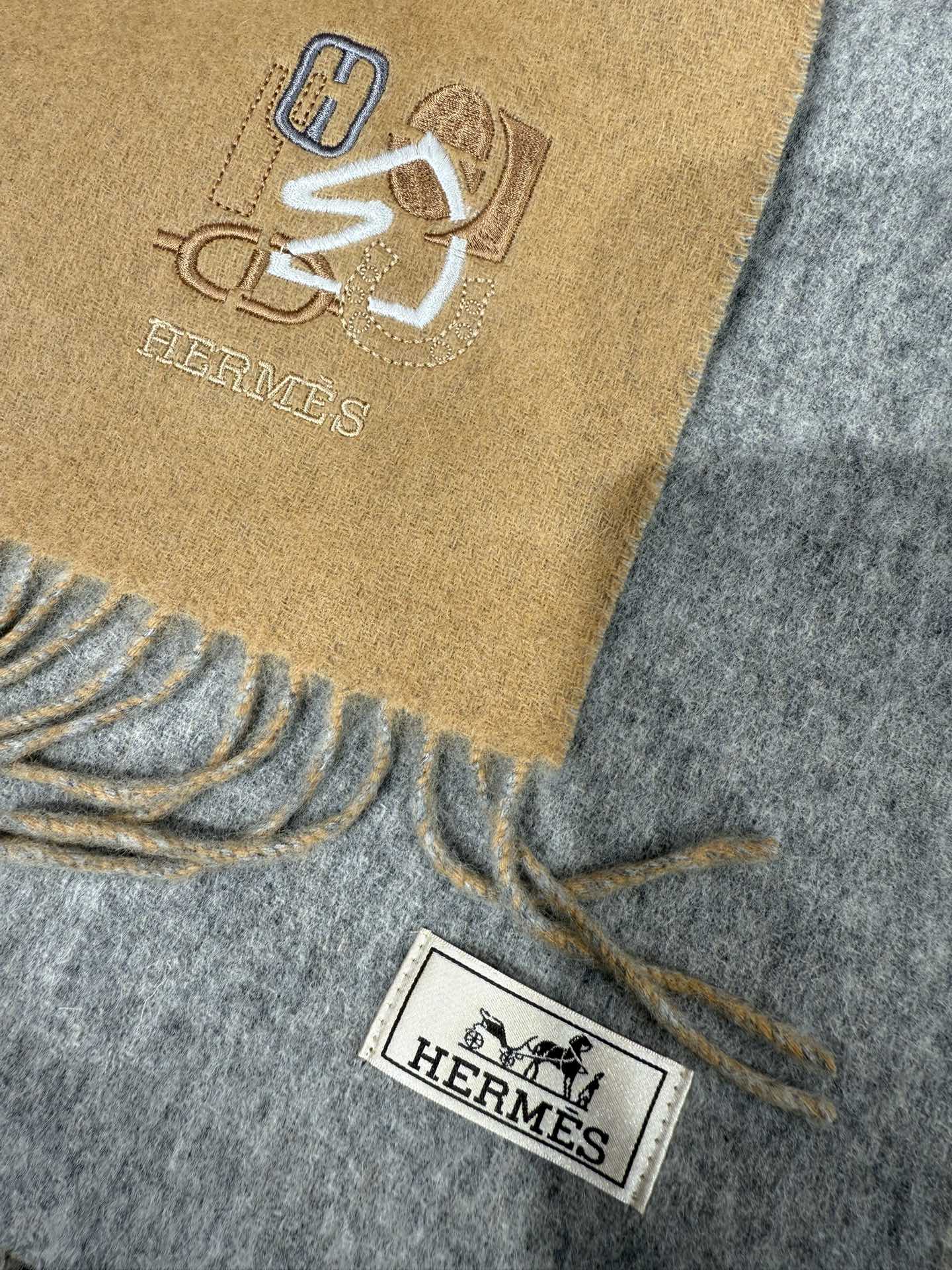 💟上新2025爱马仕双面男女款围巾且买且珍惜😍~都是出口订单所以比较难遇❤️东西讲究少而精😍好看的一定要