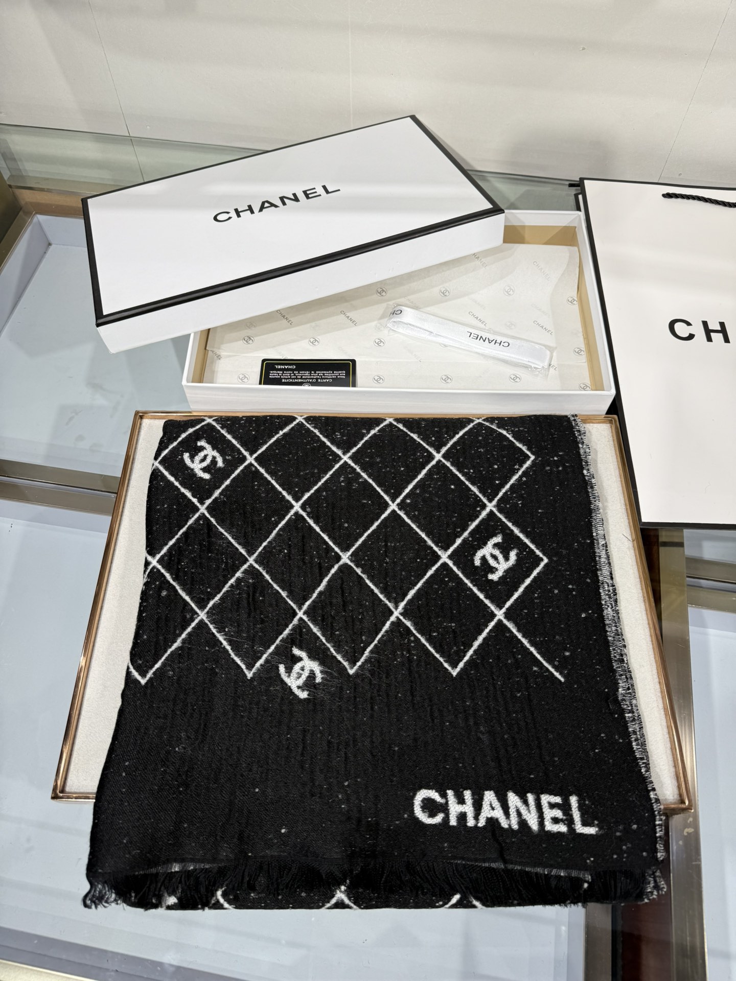 💟Chanel 25A爆款黑白围巾非常厚实的一款羊毛质地很暖和性价比尺寸195x70cm黑白配色最经典百