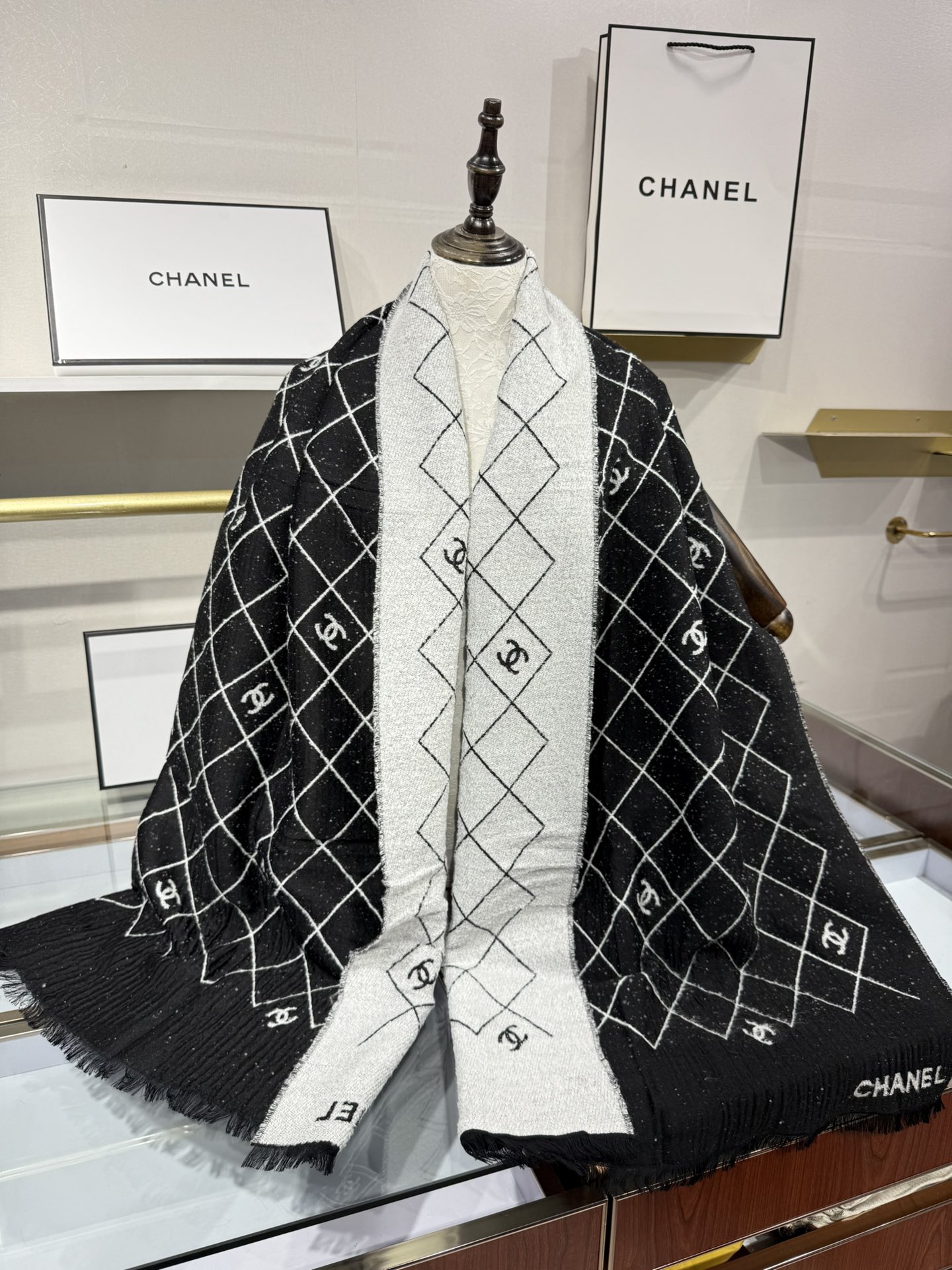 💟Chanel 25A爆款黑白围巾非常厚实的一款羊毛质地很暖和性价比尺寸195x70cm黑白配色最经典百