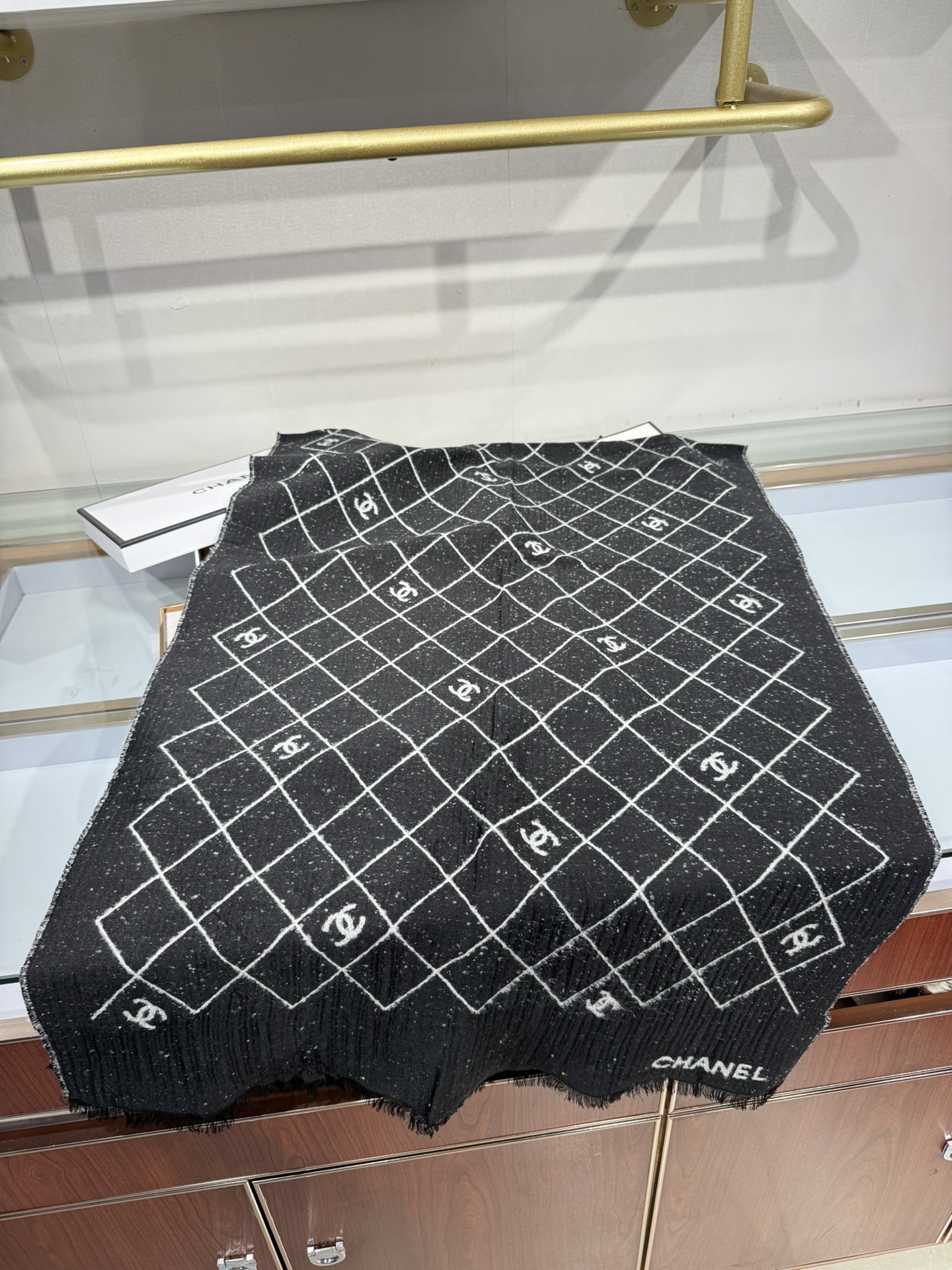 💟Chanel 25A爆款黑白围巾非常厚实的一款羊毛质地很暖和性价比尺寸195x70cm黑白配色最经典百