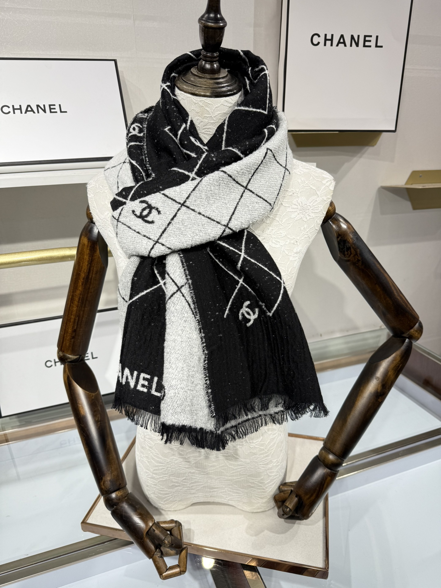 💟Chanel 25A爆款黑白围巾非常厚实的一款羊毛质地很暖和性价比尺寸195x70cm黑白配色最经典百