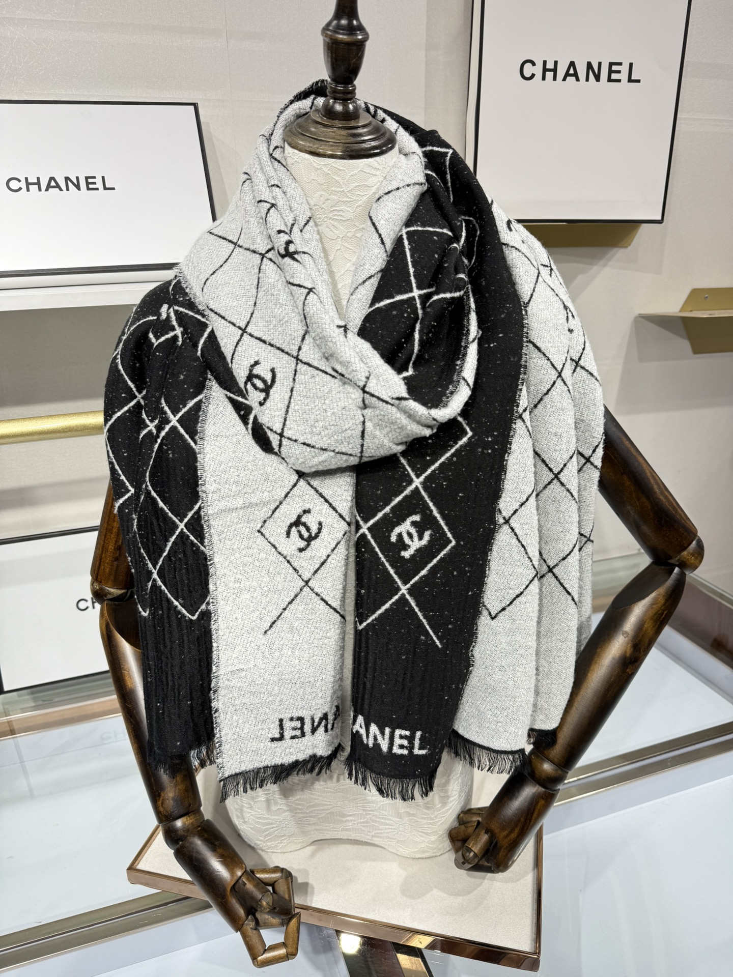 💟Chanel 25A爆款黑白围巾非常厚实的一款羊毛质地很暖和性价比尺寸195x70cm黑白配色最经典百