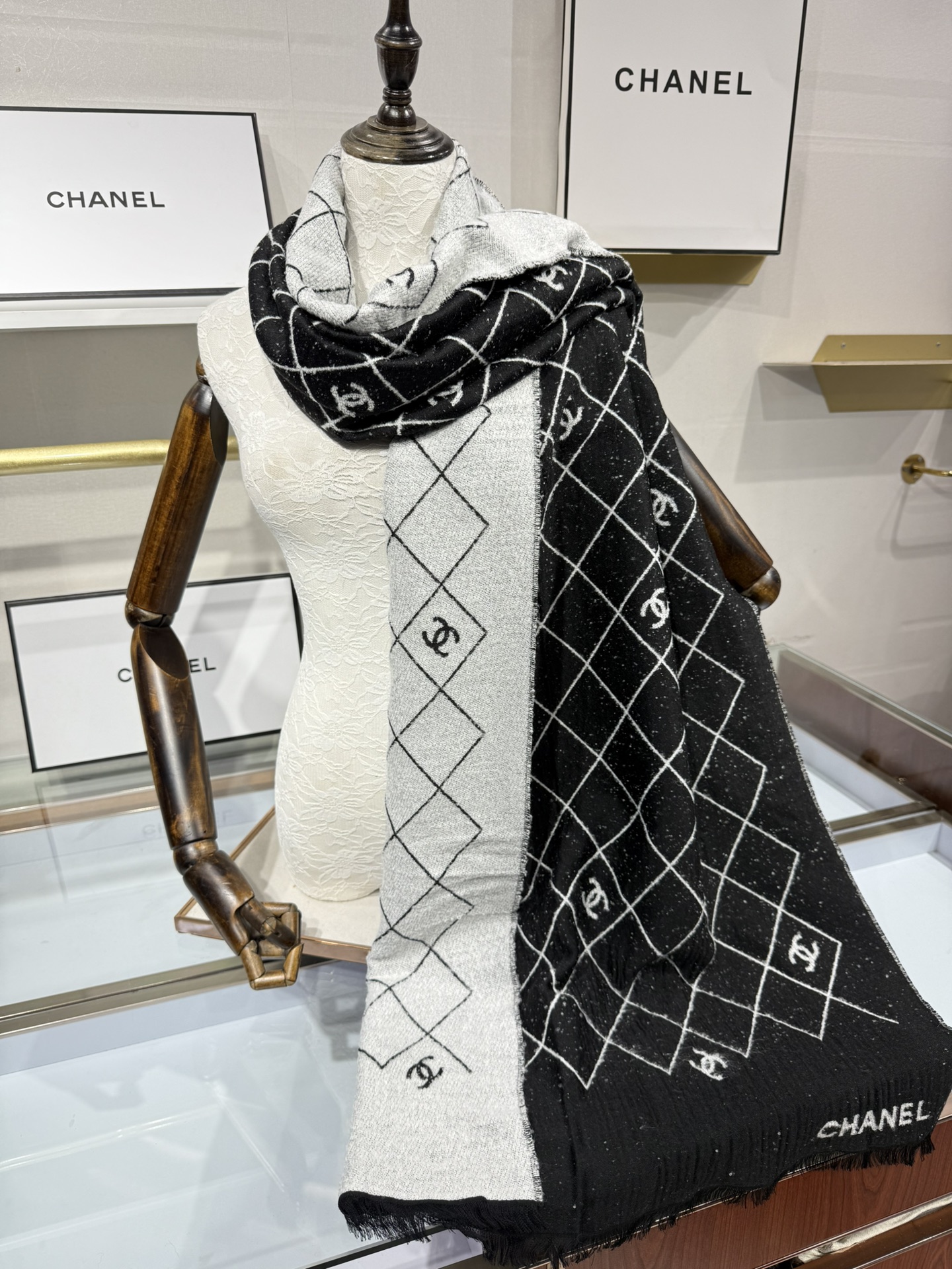 💟Chanel 25A爆款黑白围巾非常厚实的一款羊毛质地很暖和性价比尺寸195x70cm黑白配色最经典百