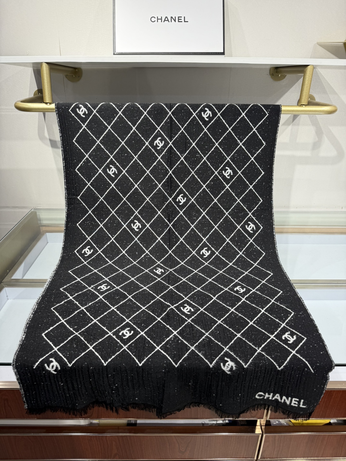 💟Chanel 25A爆款黑白围巾非常厚实的一款羊毛质地很暖和性价比尺寸195x70cm黑白配色最经典百