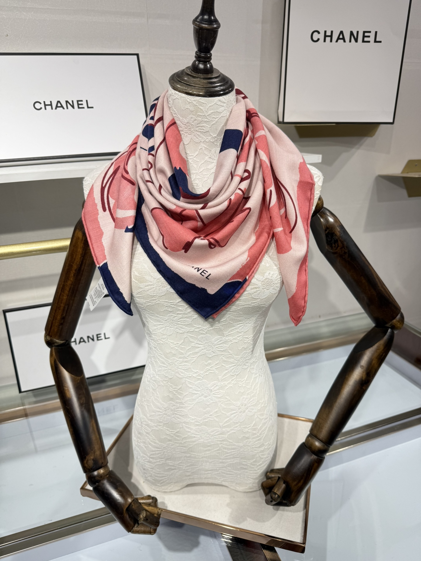 💟今年新出的双面同色新工艺。秋冬新款 小香山茶花90羊绒方巾‼️【高端 大爱 ‼️纯羊绒 婴儿触感舒服到